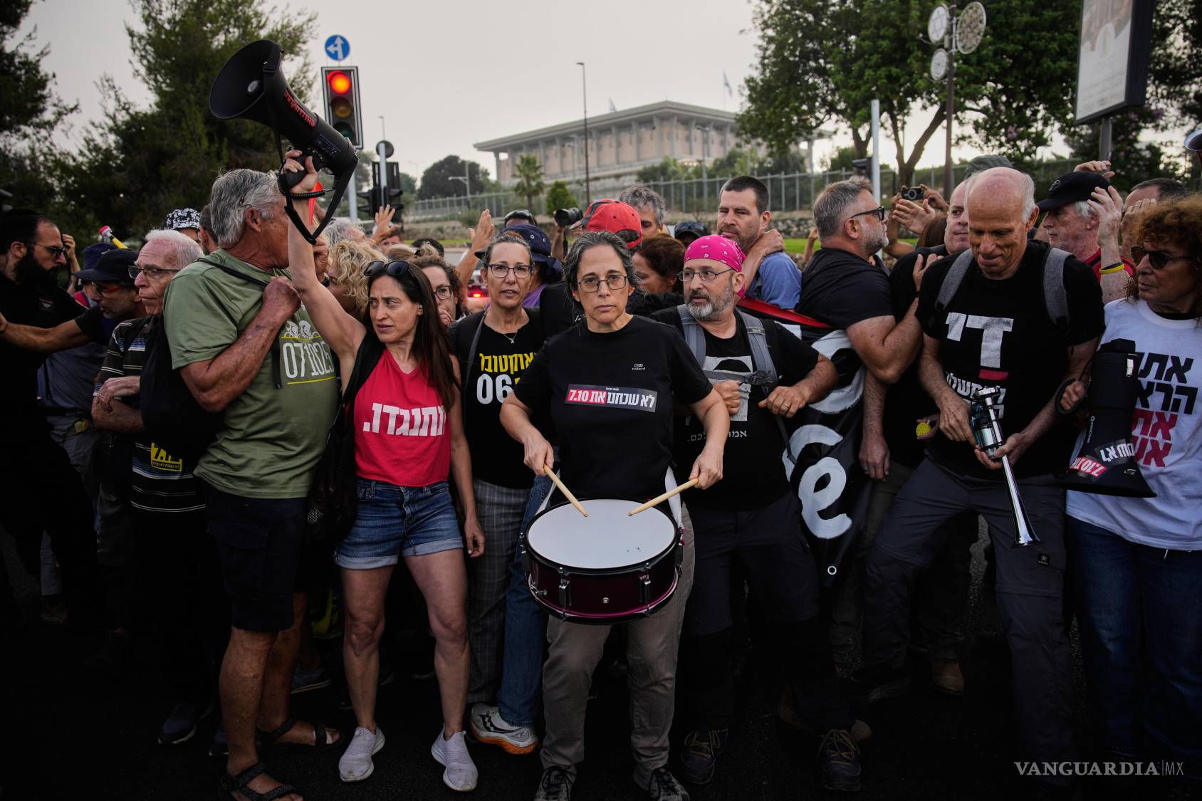 $!Un grupo de personas protestan en el exterior del Knesset con motivo de los mil días desde el ataque del 7 de octubre de 2023 encabezado por Hamás contra Israel.