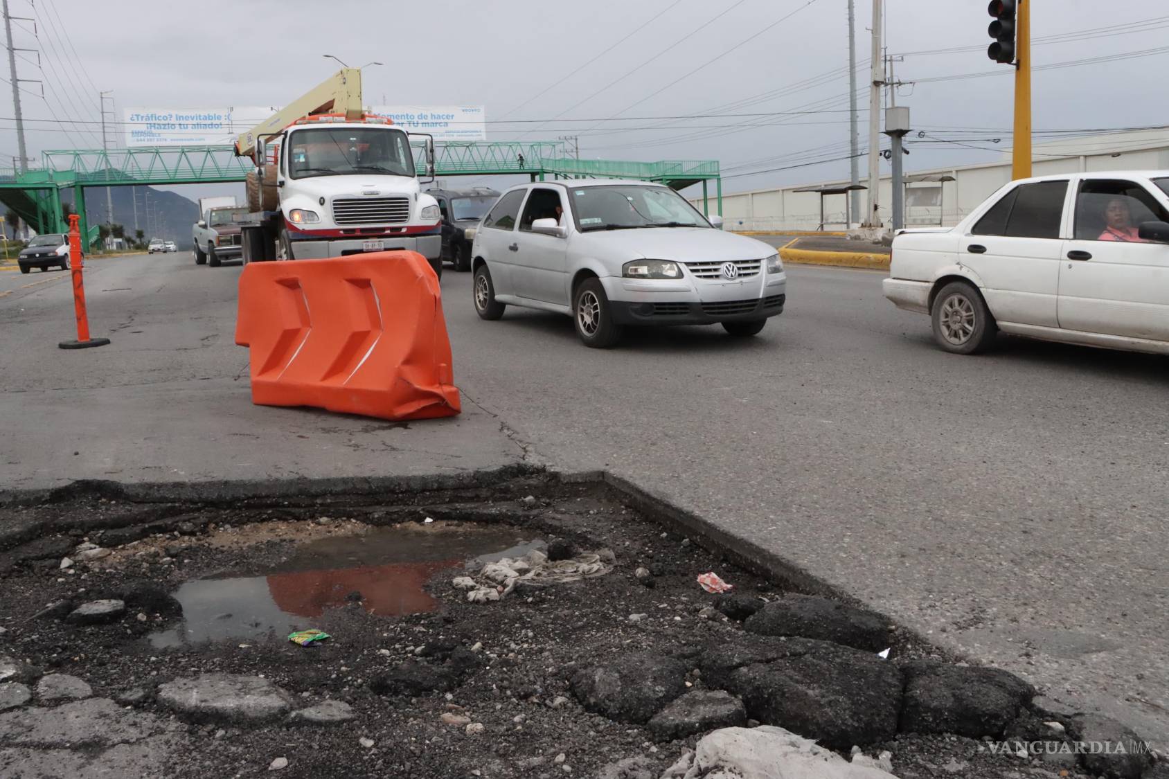 $!Cuadrillas trabajan desde temprano para restablecer la circulación en la zona.
