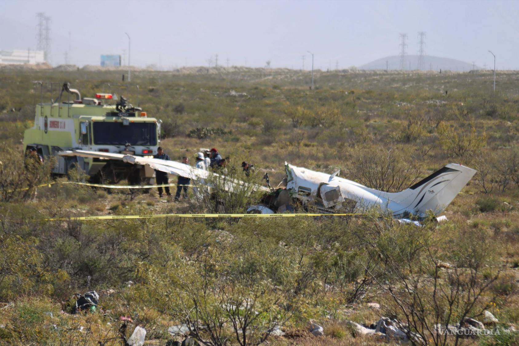 $!Dicen los vecinos que se acercaron antes de que llegaran las autoridades, que alrededor del avión había mucho combustible regado.