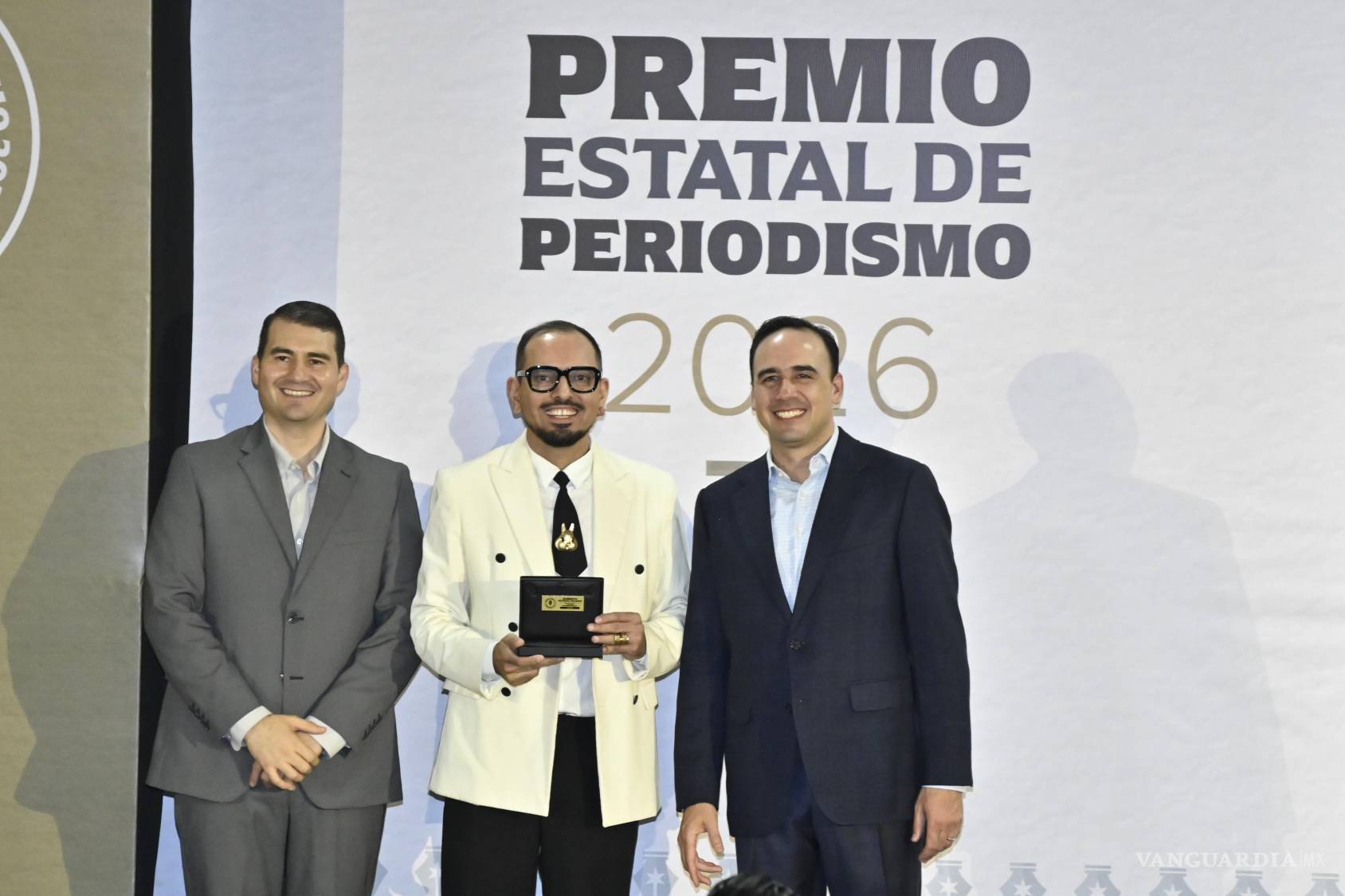 $!Humberto Vázquez Galindo, colaborador de VANGUARDIA y exeditor de VMÁS, también recibió un reconocimiento por su trayectoria.