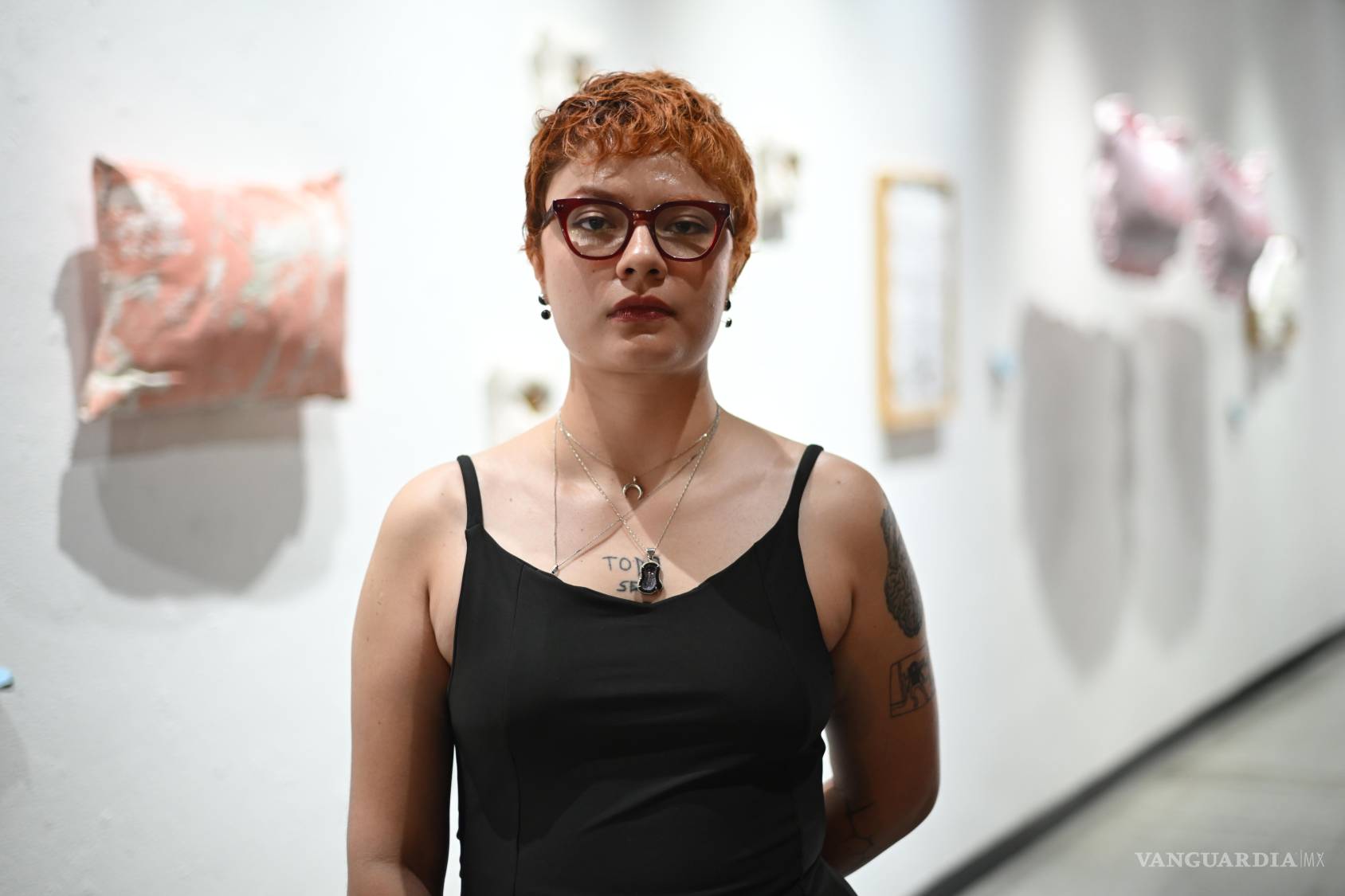 $!María Ortiz convierte lo suave en incomodidad en la expo ‘Mover la cama con los dientes’ en Saltillo
