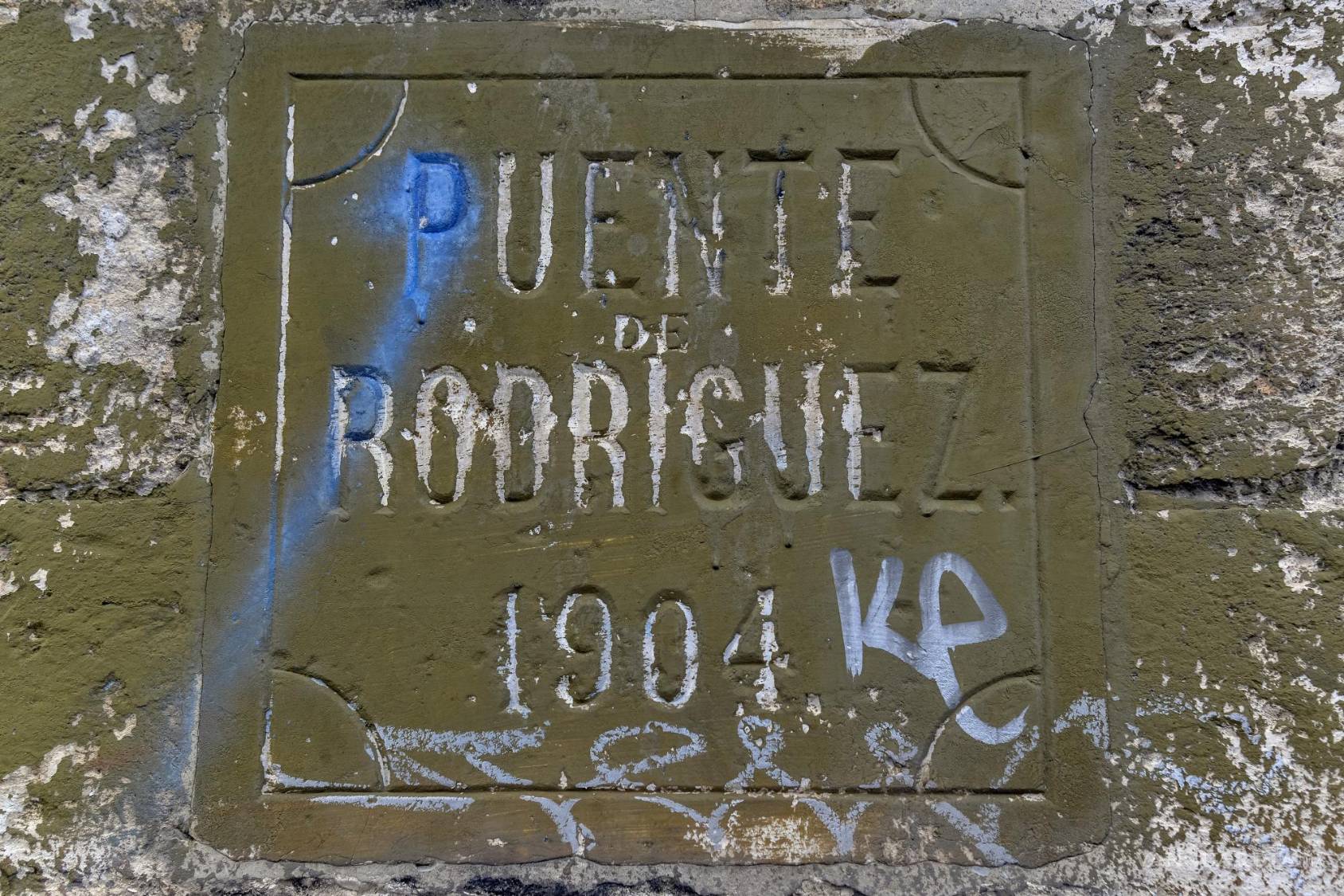 $!La placa de inauguración presenta graffitti.