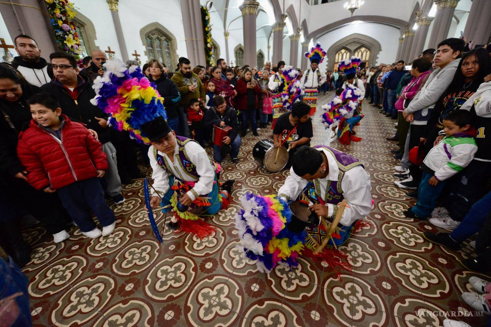 $!Peregrinos y danzantes celebran el día de la Virgen de Guadalupe en una festividad llena de fe y color.