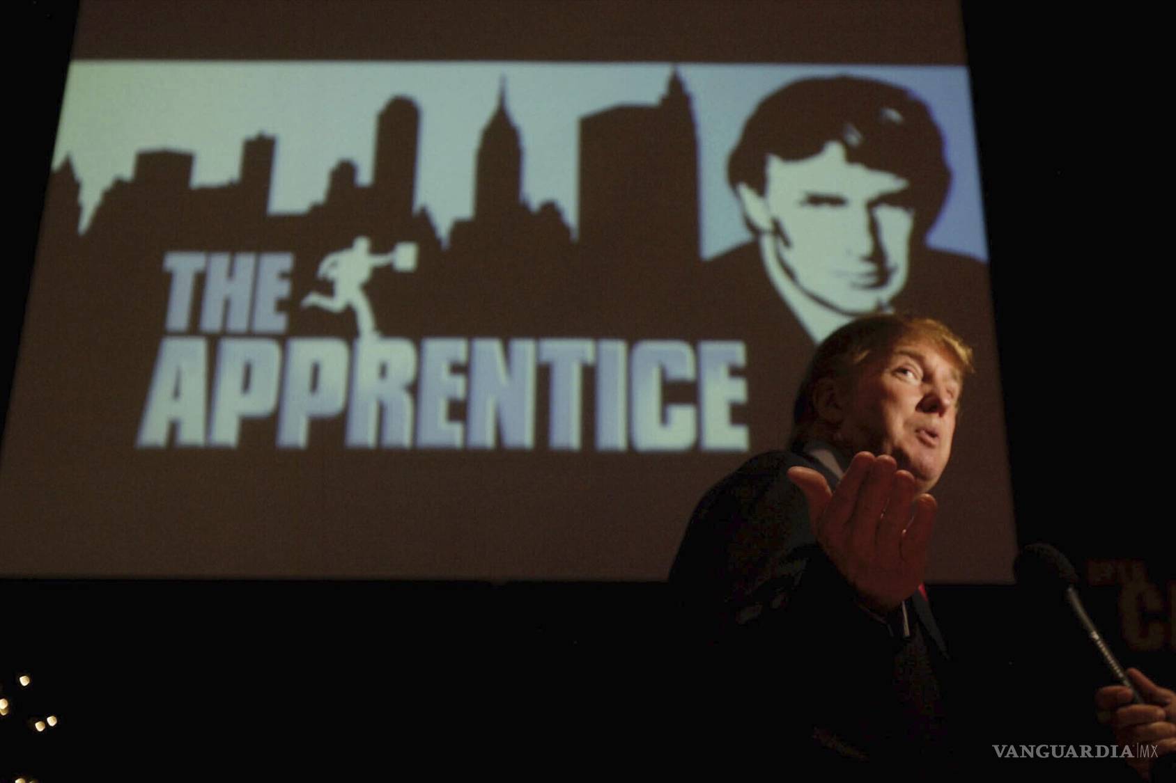 $!Donald Trump, que busca concursantes para el programa “The Apprentice”, es entrevistado en Universal Studios Hollywood, el 9 de julio de 2004.