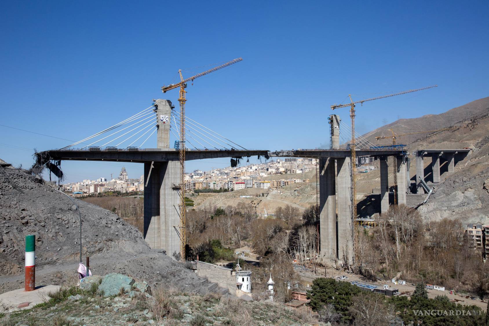 $!Un puente cerca de Karaj, Irán, que fue alcanzado por un ataque aéreo el día anterior.