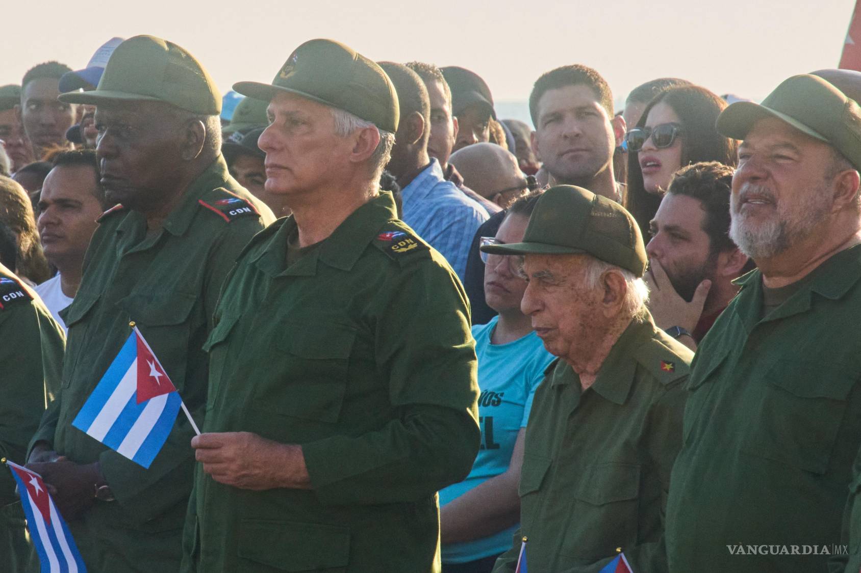 $!El presidente de Cuba, Miguel Díaz-Canel, segundo desde la izquierda, y el nieto de Raúl Castro, Raúl Guillermo Rodríguez Castro, en el centro, La Habana, Cuba.