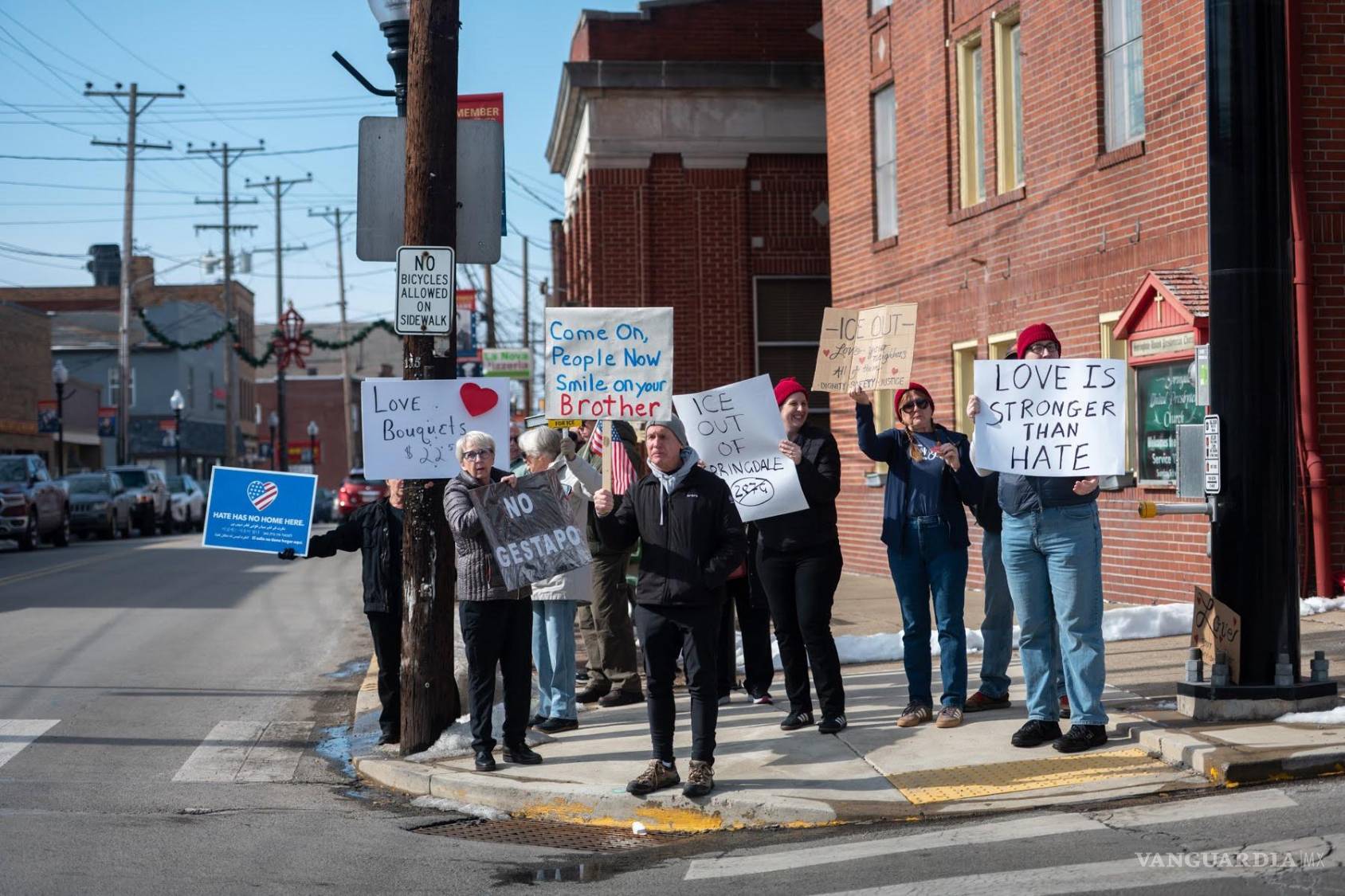 $!Varias personas protestas contra la campaña migratoria en el centro de Springdale, Pensilvania, el 14 de febrero de 2026.
