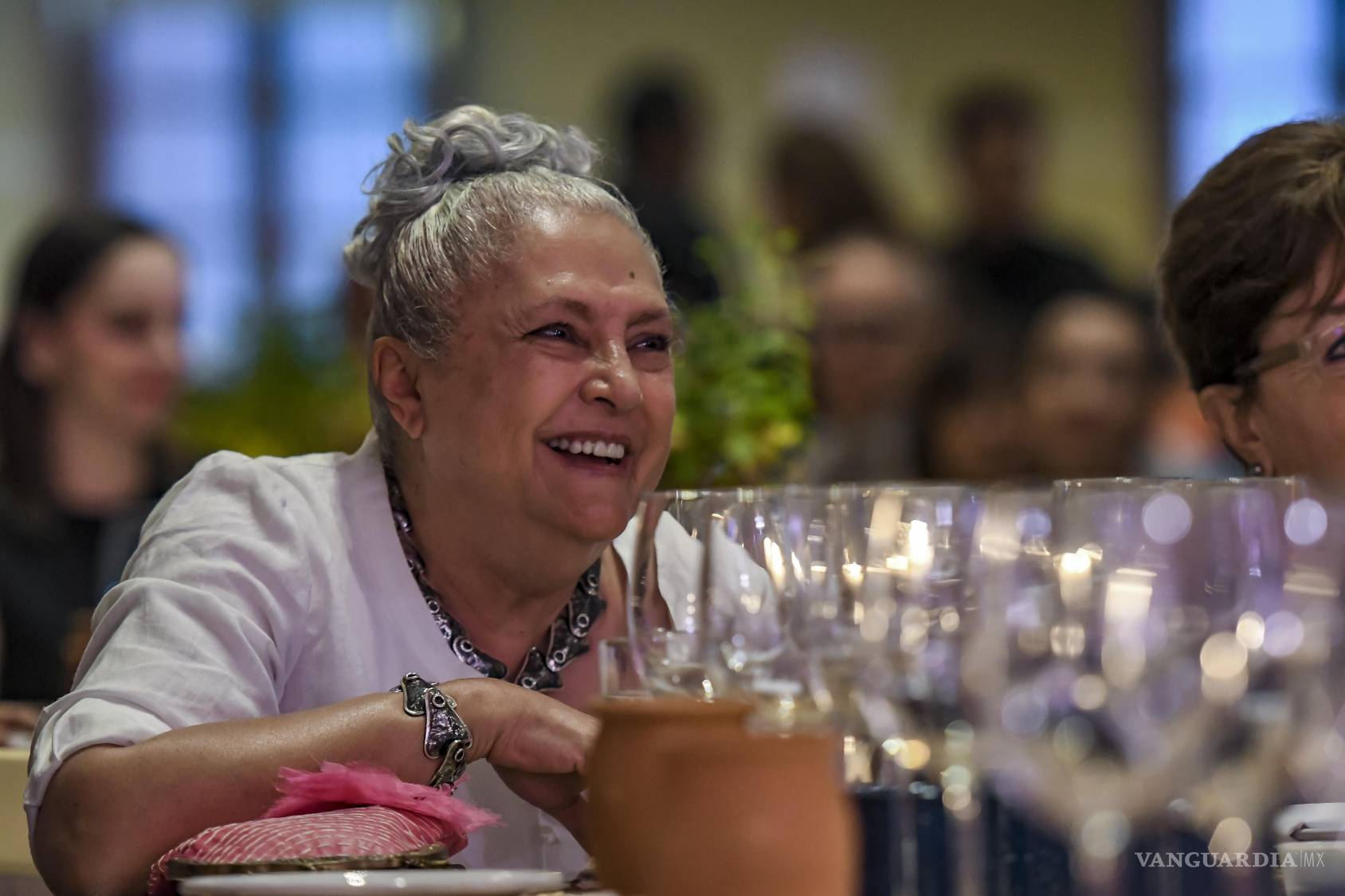 $!Sonriente. La autora en todo momento lució feliz, cómoda y con un gesto que mostraba su felicidad ante la fiesta realizada en su honor.