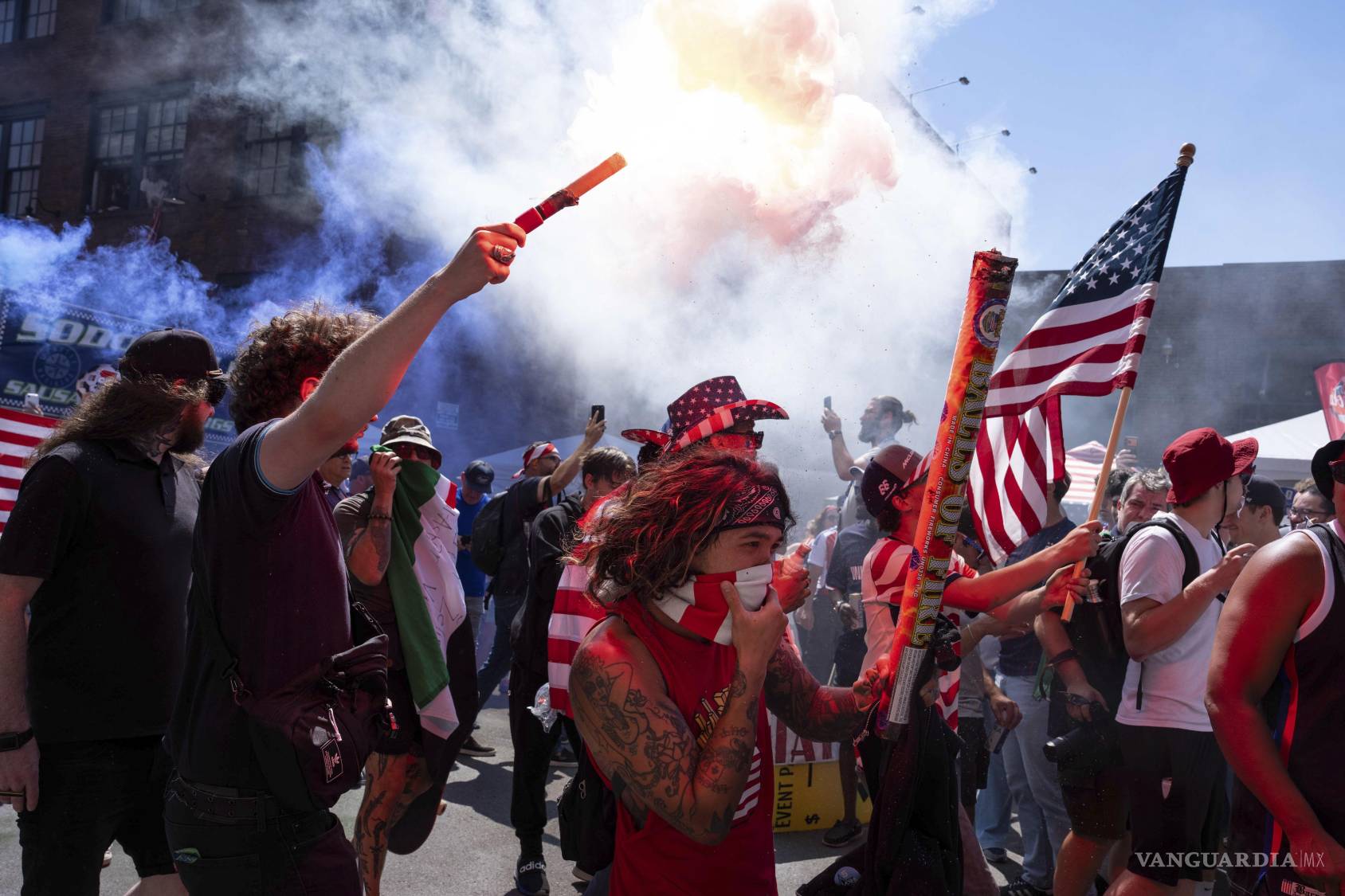 $!Aficionados estadounidenses vitorean en el centro de Seattle antes del partido de octavos de final de la Copa Mundial de Fútbol entre Estados Unidos y Bélgica el lunes 6 de julio de 2026.