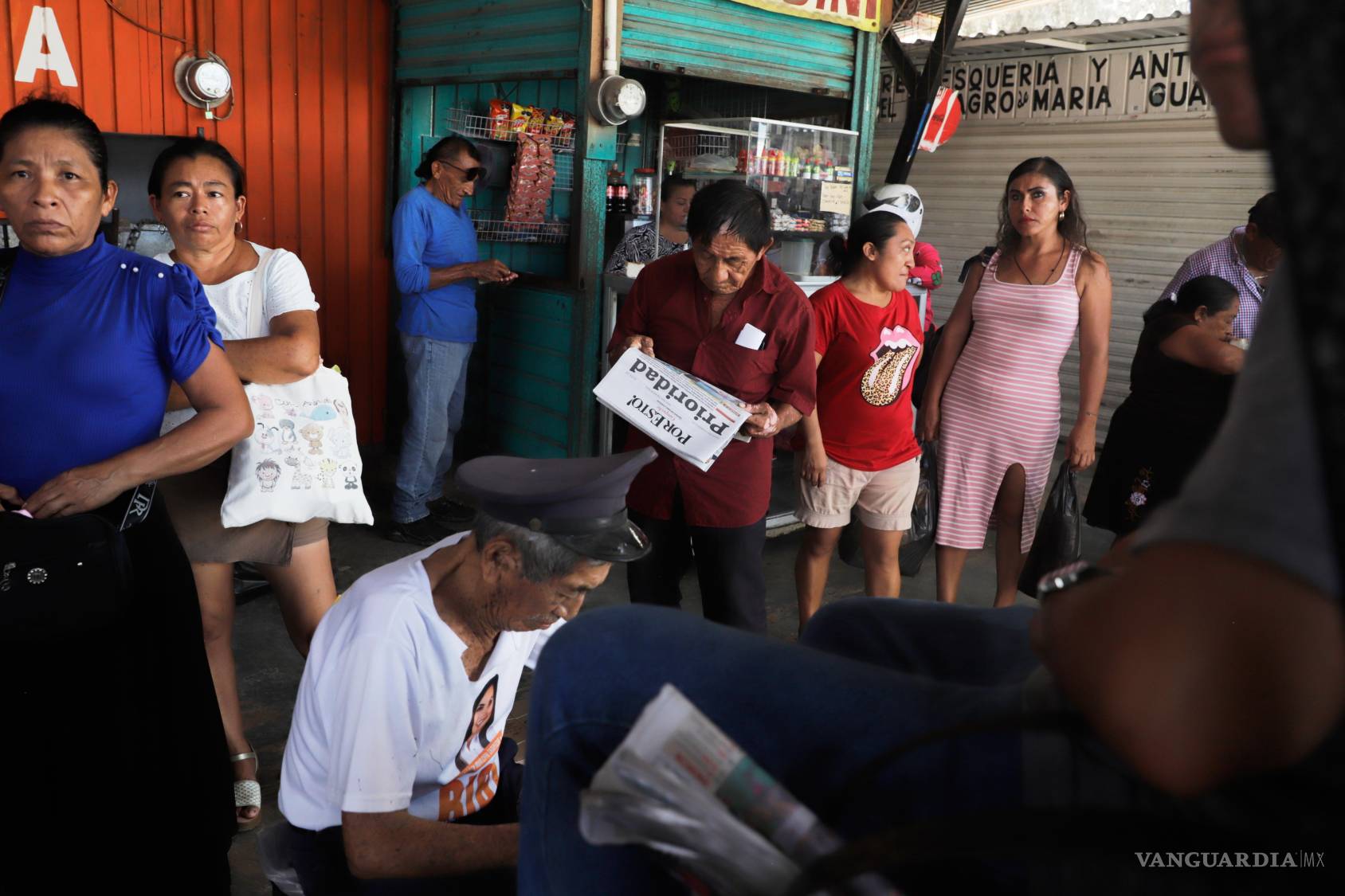$!Una persona lee un periódico en un mercado de Campeche, México, el jueves 17 de septiembre de 2026.