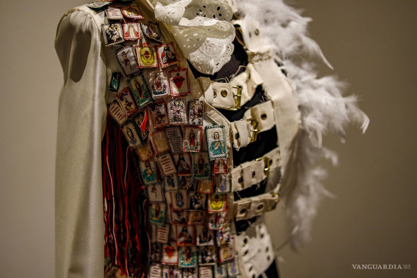 $!Vestidos que cuentan historias, paisajes textiles y consignas tejidas se unen en exposición de Casa Purcell en Saltillo