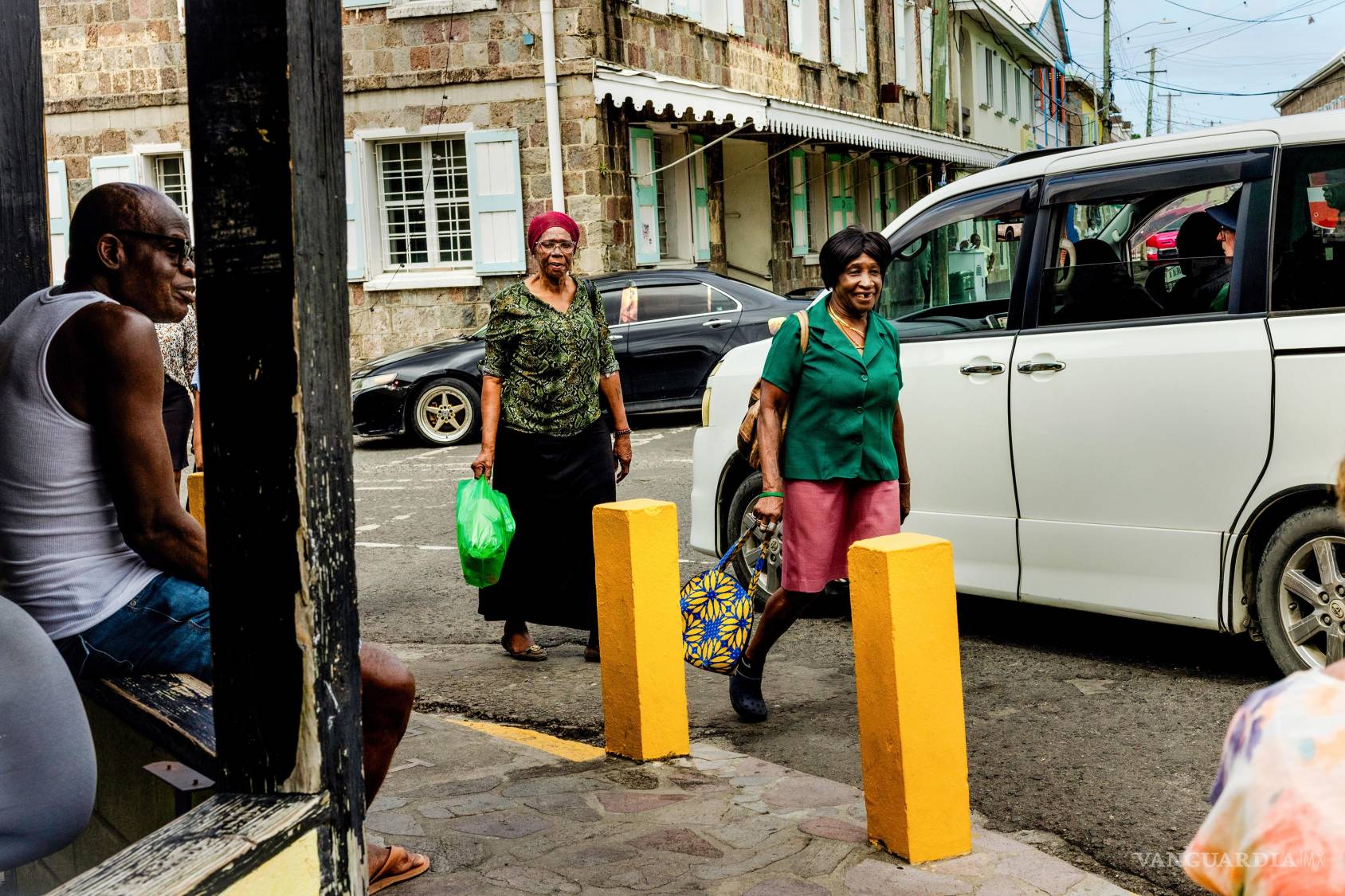 $!Residentes caminan por el distrito céntrico de Charlestown, en la isla de Nevis, en el Caribe, el 29 de enero de 2026.
