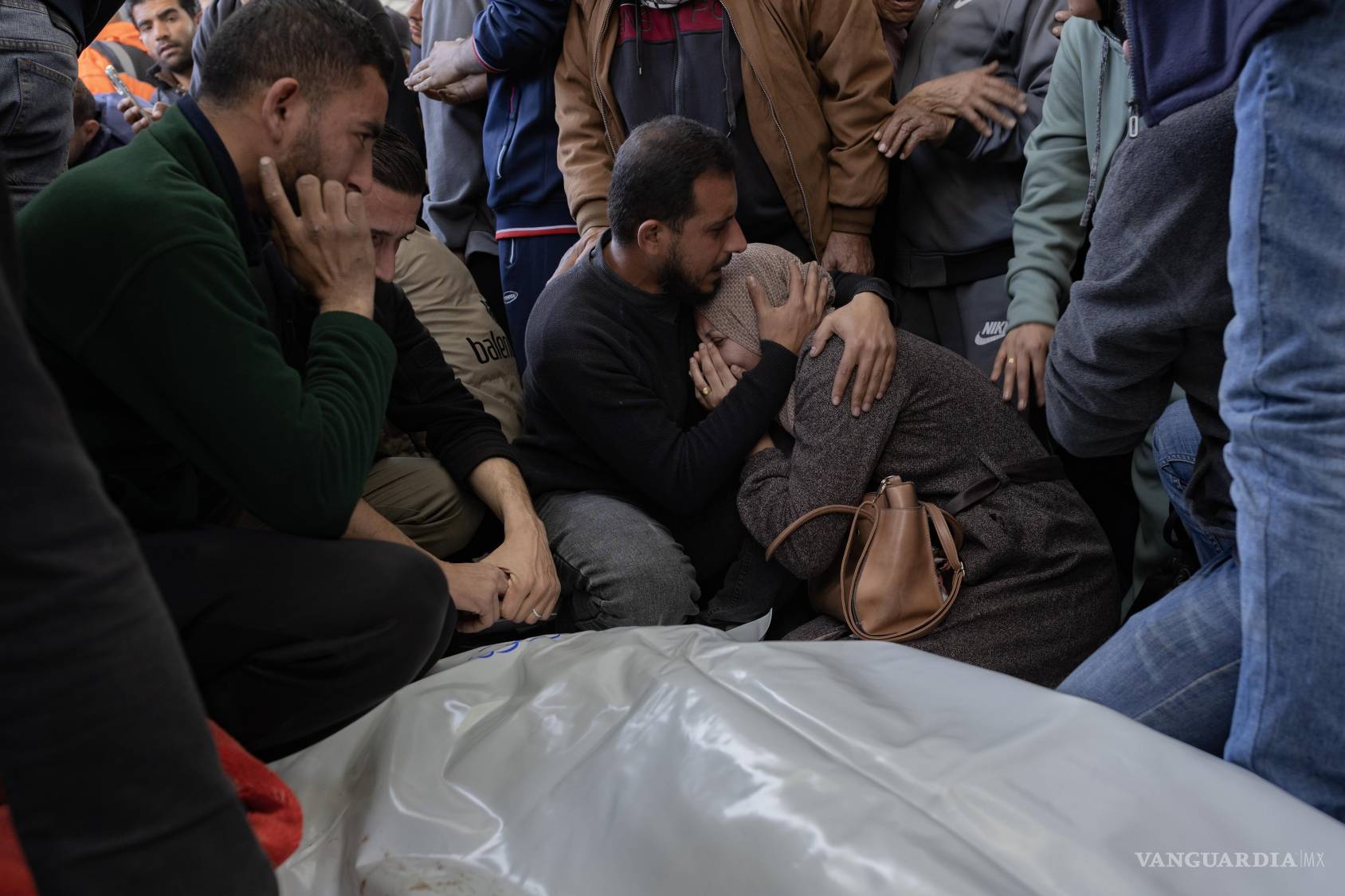 $!Palestinos lloran a sus muertos tras los ataques aéreos israelíes en la ciudad de Gaza el sábado 31 de enero de 2026.