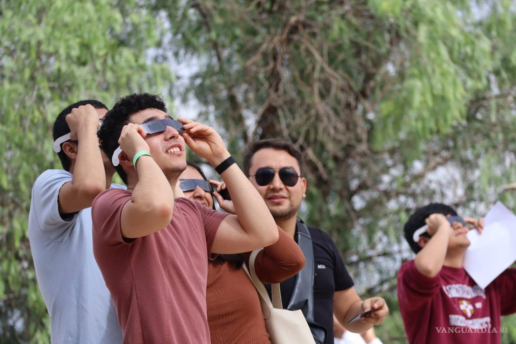 $!‘Nos agüitamos tantito porque no se vio en Saltillo’; eclipsan nubes al ‘anillo de fuego’ (fotogalería)