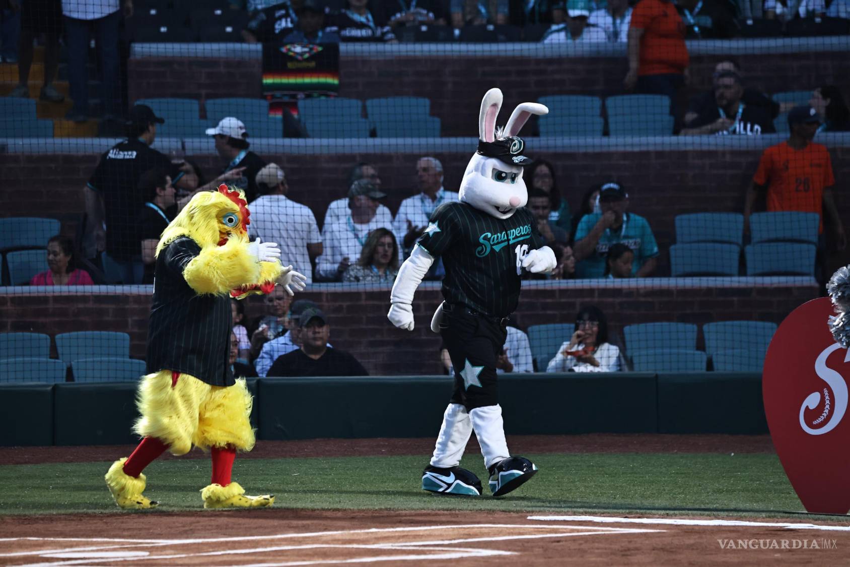 $!Las mascotas de Saraperos encendieron el ánimo en el diamante durante la previa.