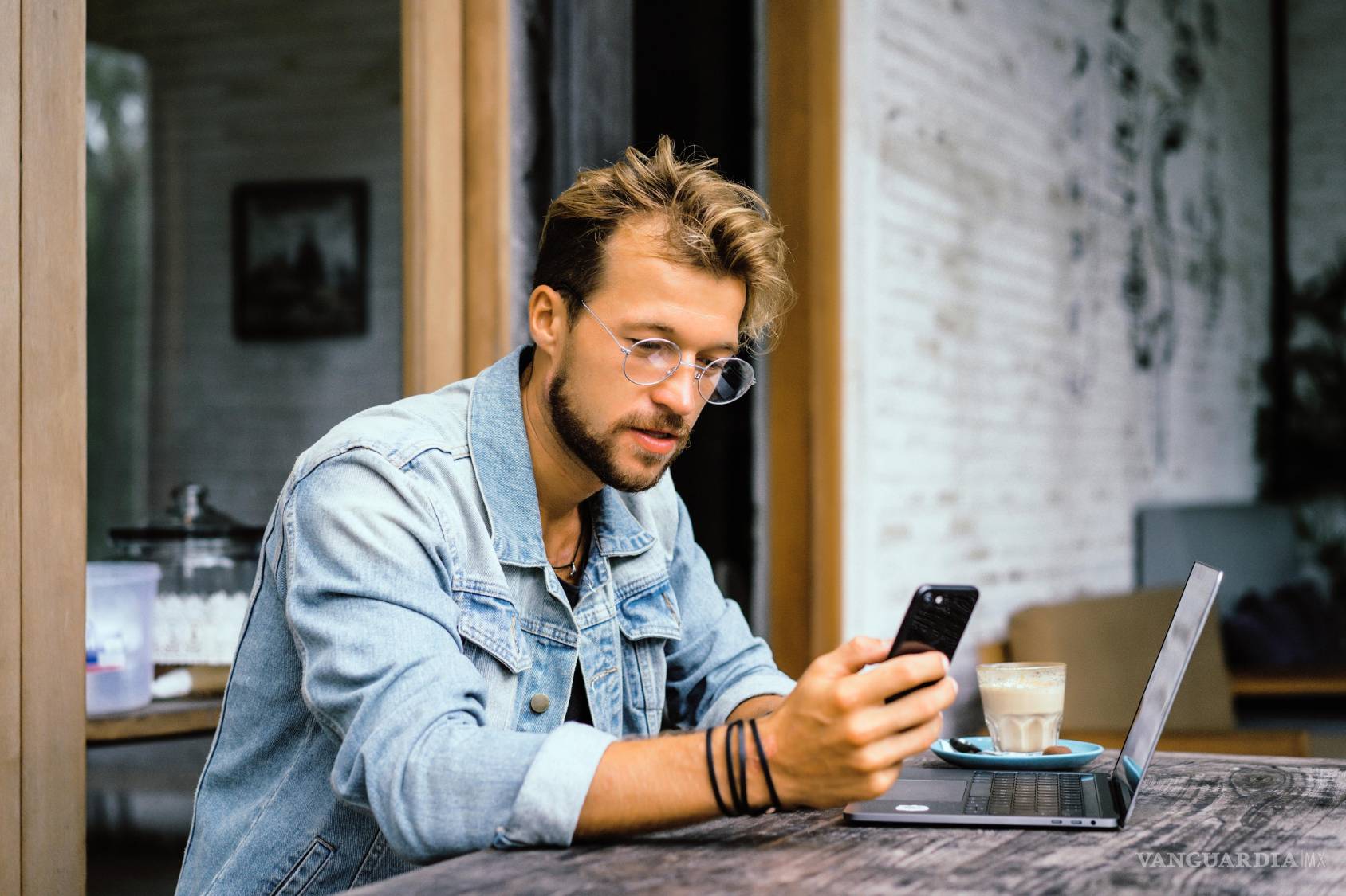$!A los trabajadores ‘deskless’, que trabajan fuera de un despacho y utilizan su teléfono móvil personal o un grupo de wasap, para coordinar sus tareas con la empresa, les cuesta más desconectar del trabajo.