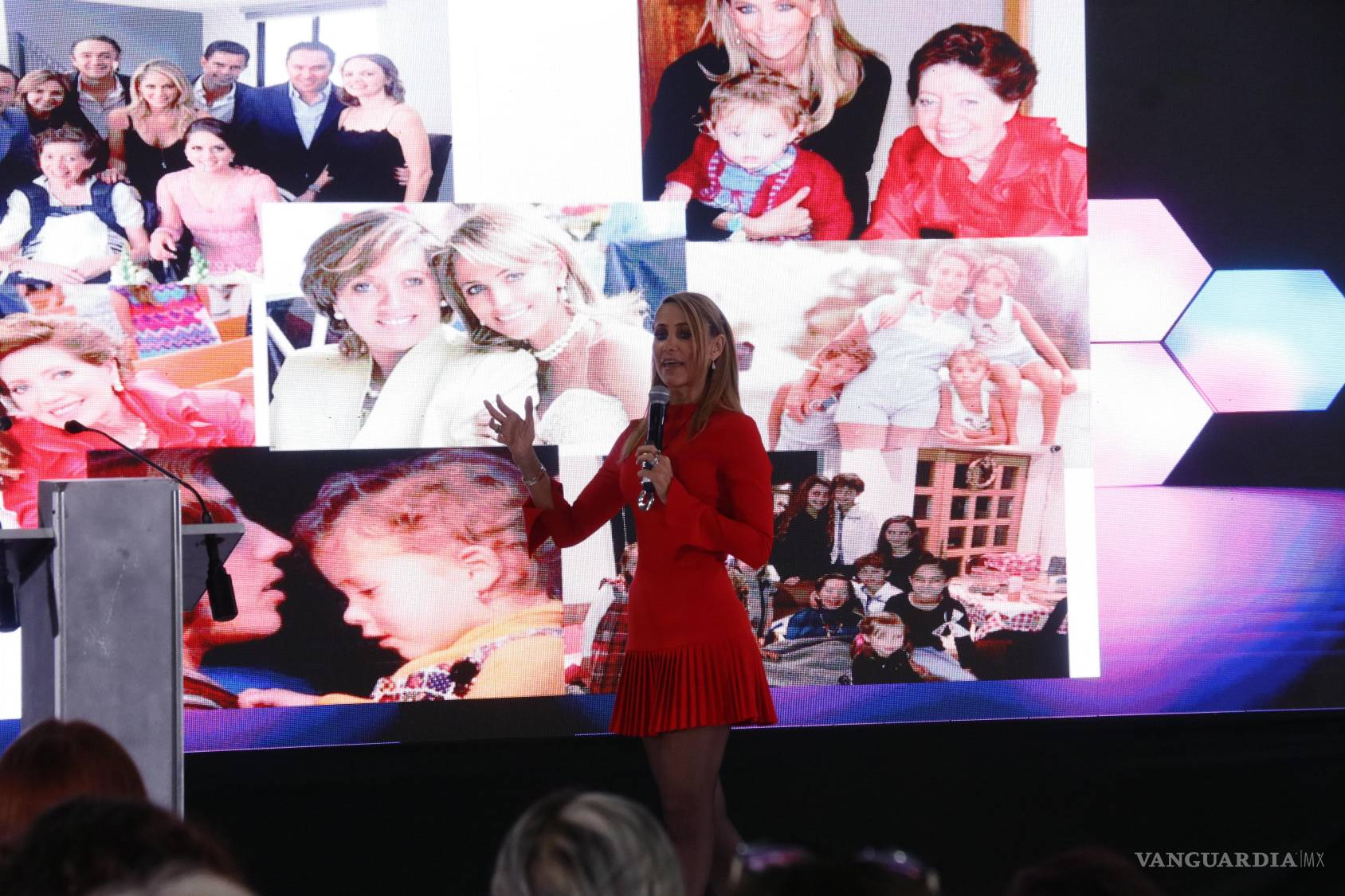 $!La periodista de Azteca Deportes compartió su experiencia en el periodismo deportivo y motivó a mujeres coahuilenses a luchar por sus metas.