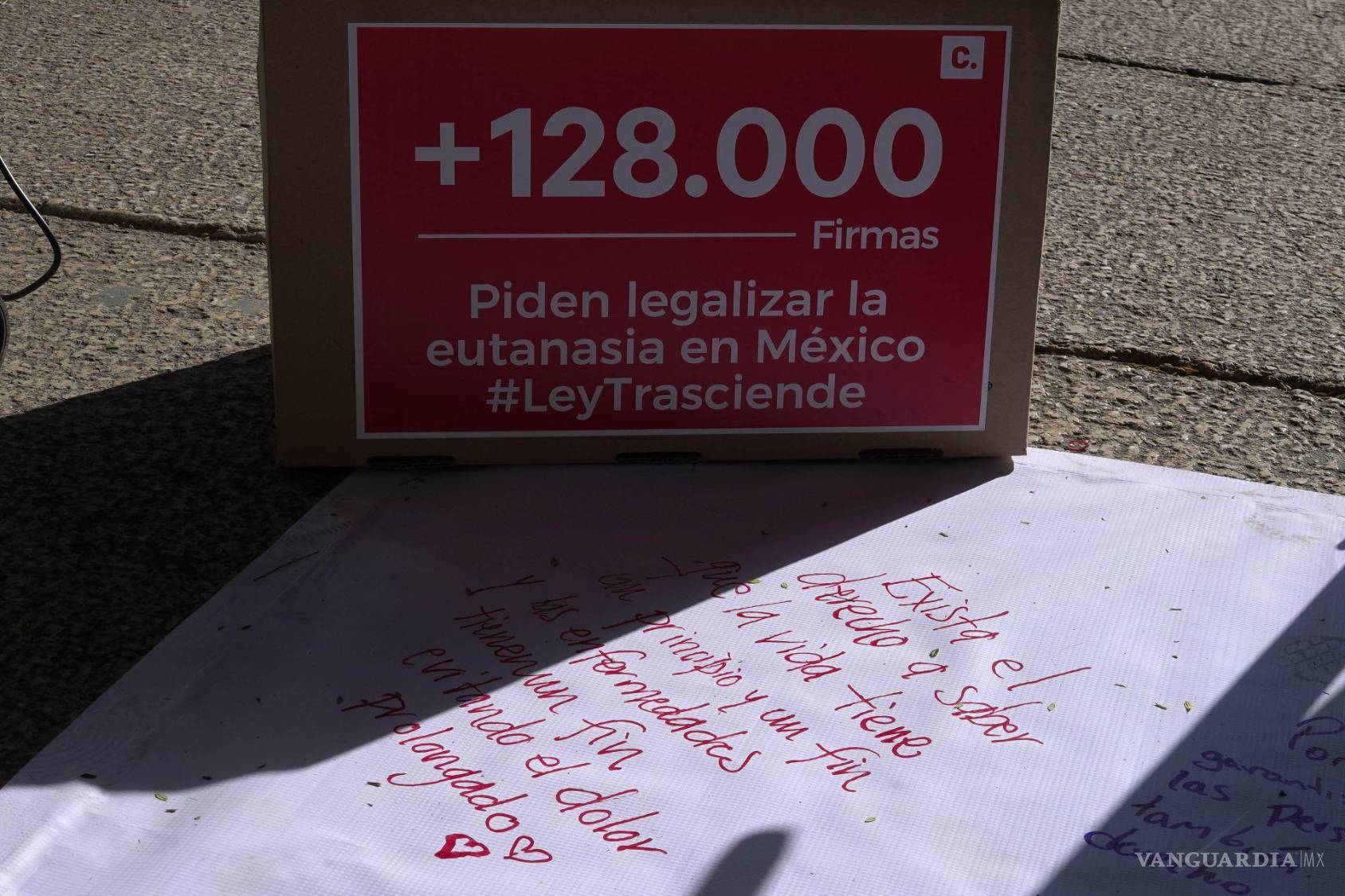 $!El 25 de octubre de 2025 se llevó acabo una protesta pacífica por una Muerte Digna en el Ángel de la Independencia en Ciudad de México.
