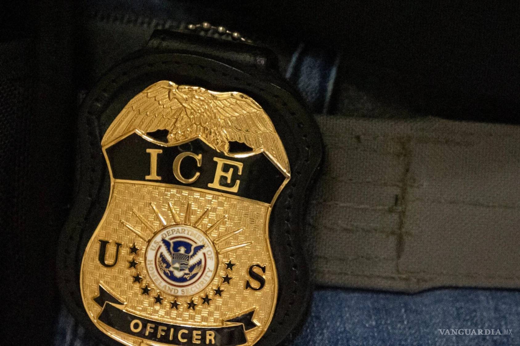 $!El gobierno de Trump está arrestando en los aeropuertos a ciudadanos extranjeros que viajan con visas a EU vencidas, entre ellos cónyuges de estadounidenses.
