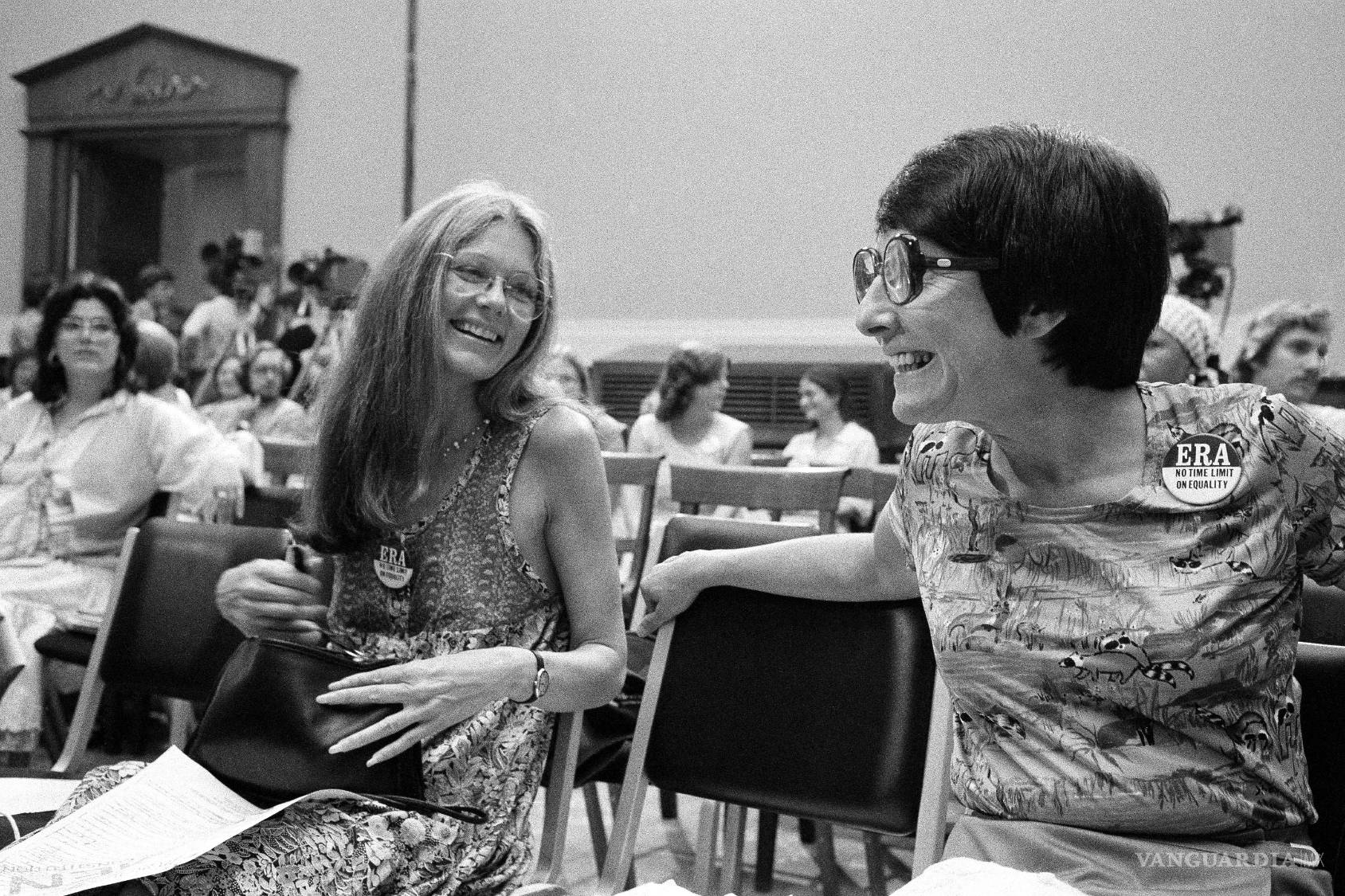 $!Gloria Steinem (izquierda) y la asistente presidencial Midge Costanza están sentadas cerca la una de la otra durante una reunión del Comité Judicial de la Cámara de Representantes sobre la Enmienda de Igualdad de Derechos en Washington, el 18 de julio de 1978.