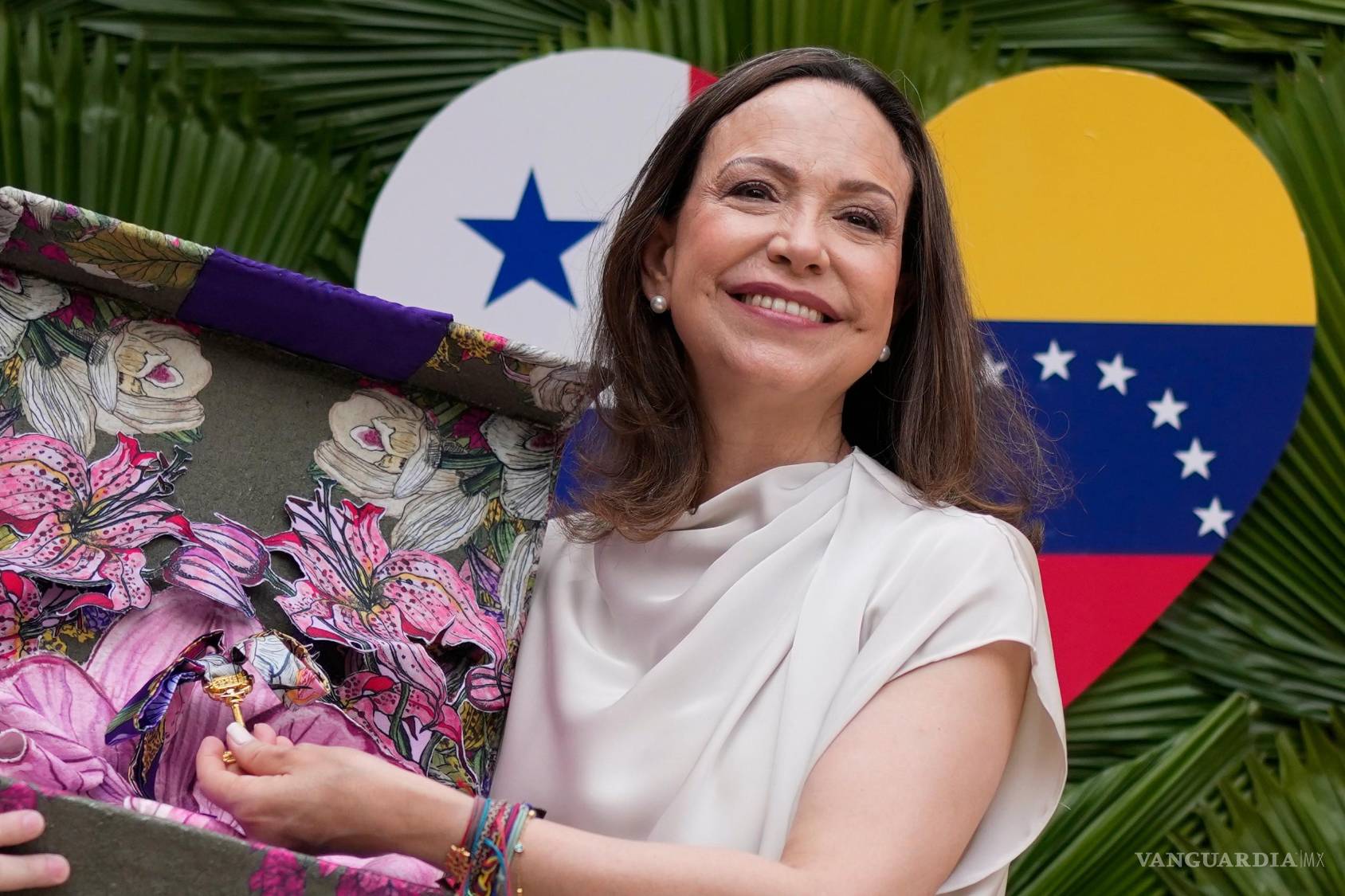$!La líder de la oposición venezolana, María Corina Machado, sostiene la llave de la Ciudad de Panamá en la sede del Ayuntamiento, el lunes 25 de mayo de 2026.