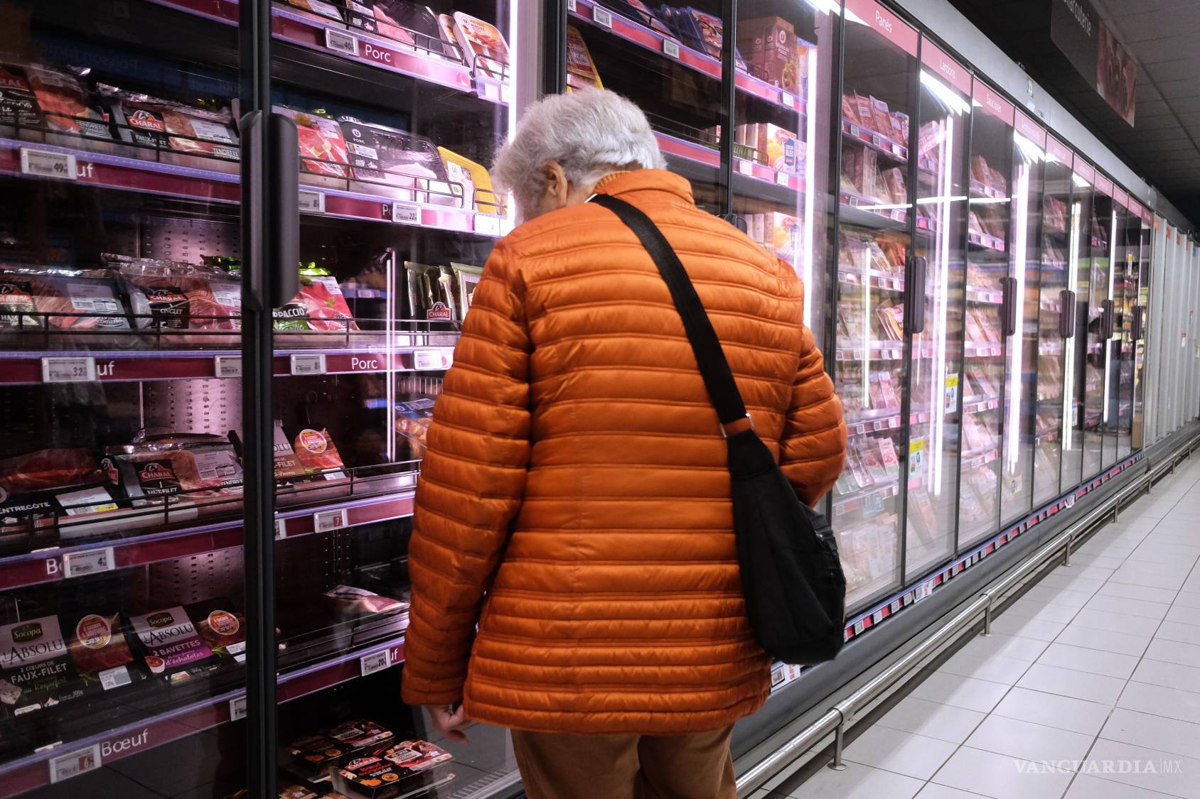 $!Una mujer hace la compra en la sección de refrigerados de un supermercado, dos días después del ciberataque a varios supermercados franceses en Montreuil.