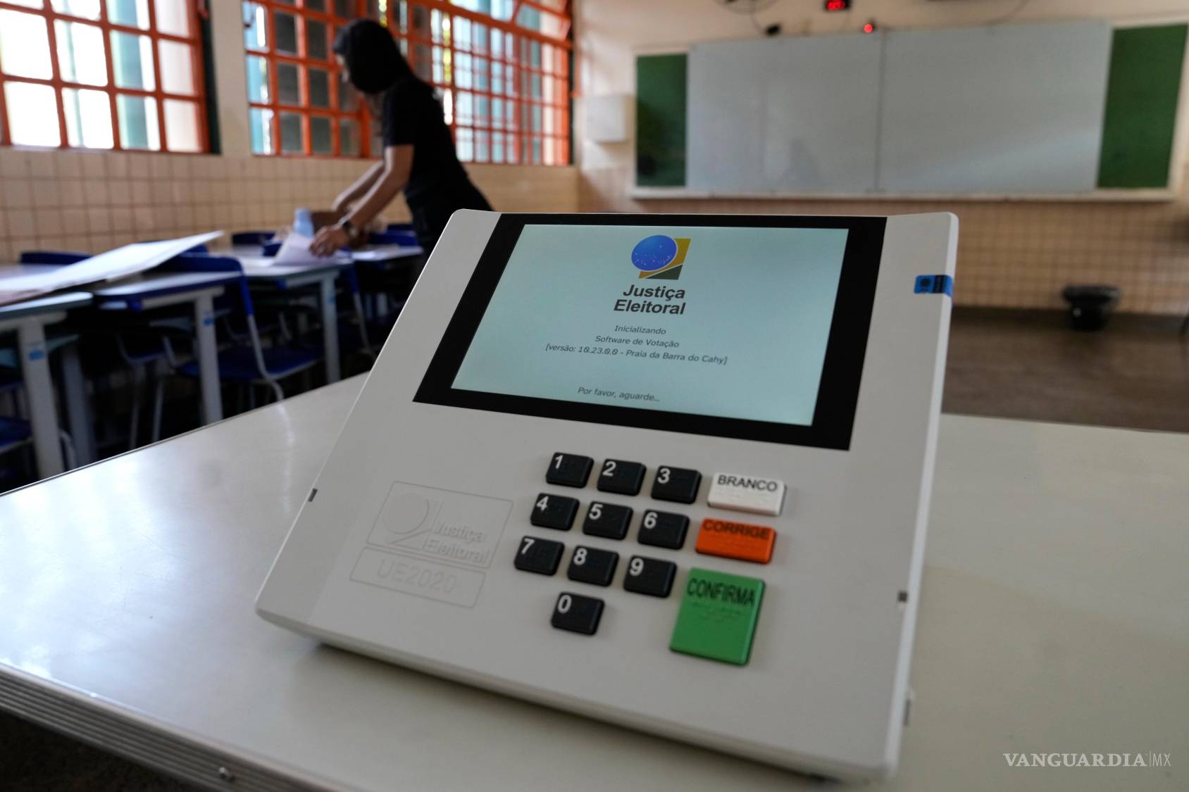 $!Un trabajador electoral prepara las máquinas de votación electrónica y un centro de votación de cara a la segunda vuelta de las elecciones presidenciales en Brasil; Brasilia, Brasil, sábado 24 de octubre de 2026. (Foto AP/Eraldo Peres)