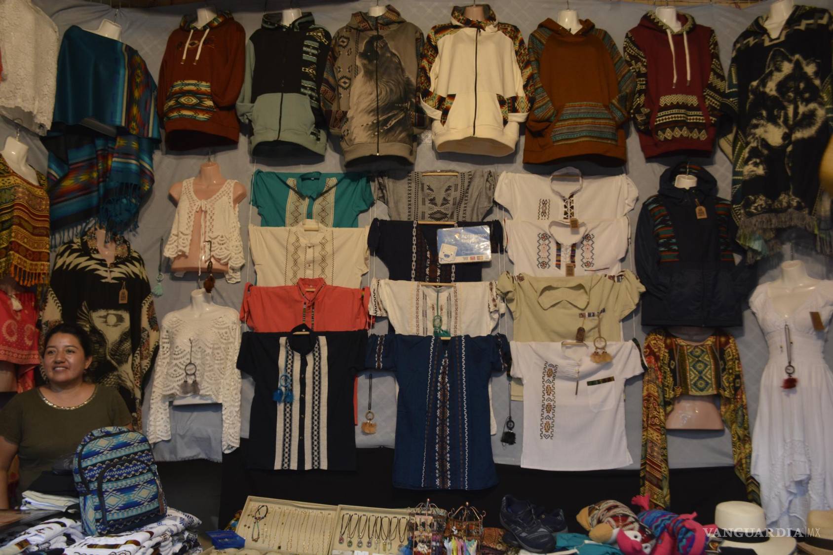 $!Churajunak ofrece artesanías ecuatorianas, importadas desde aquel país.