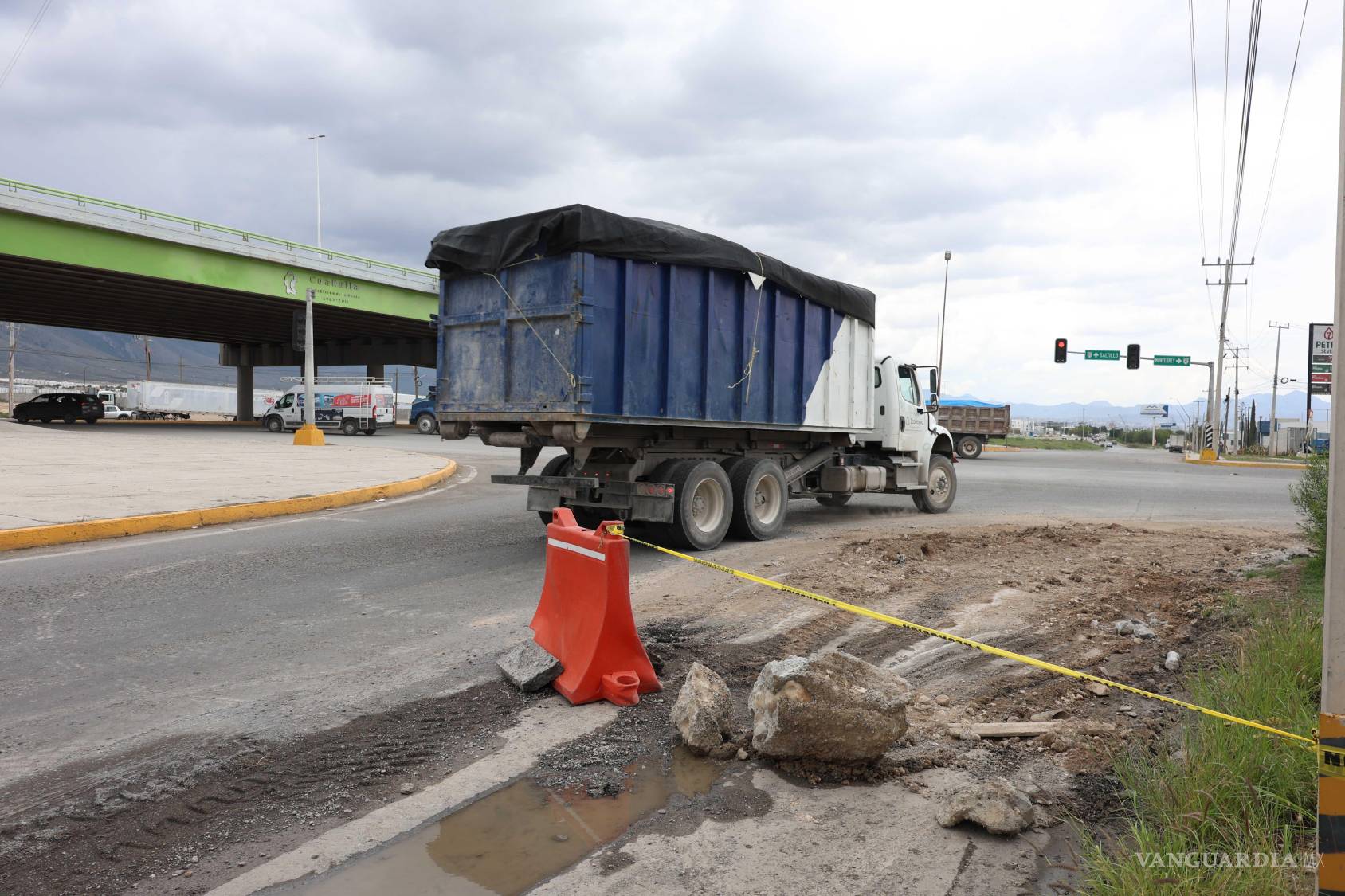 $!Automovilistas denuncian el deterioro del crucero a pesar de trabajos recientes de recarpeteo.