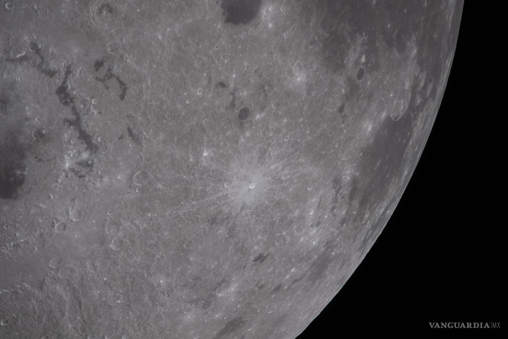 $!Esta imagen, que recuerda a la huella de una mano de la tripulación de Artemis II, resalta los contrastes entre zonas claras y oscuras en la superficie lunar.