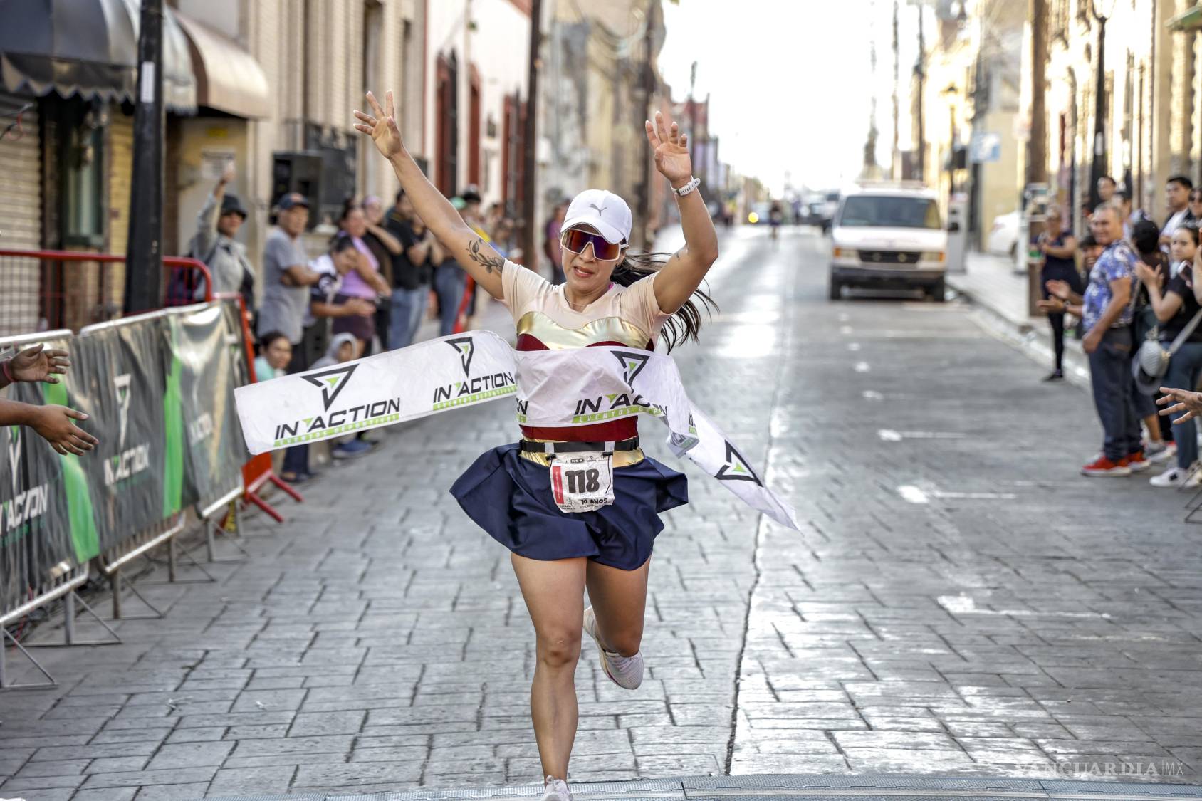$!El público alentó a cada corredor a lo largo de la ruta.