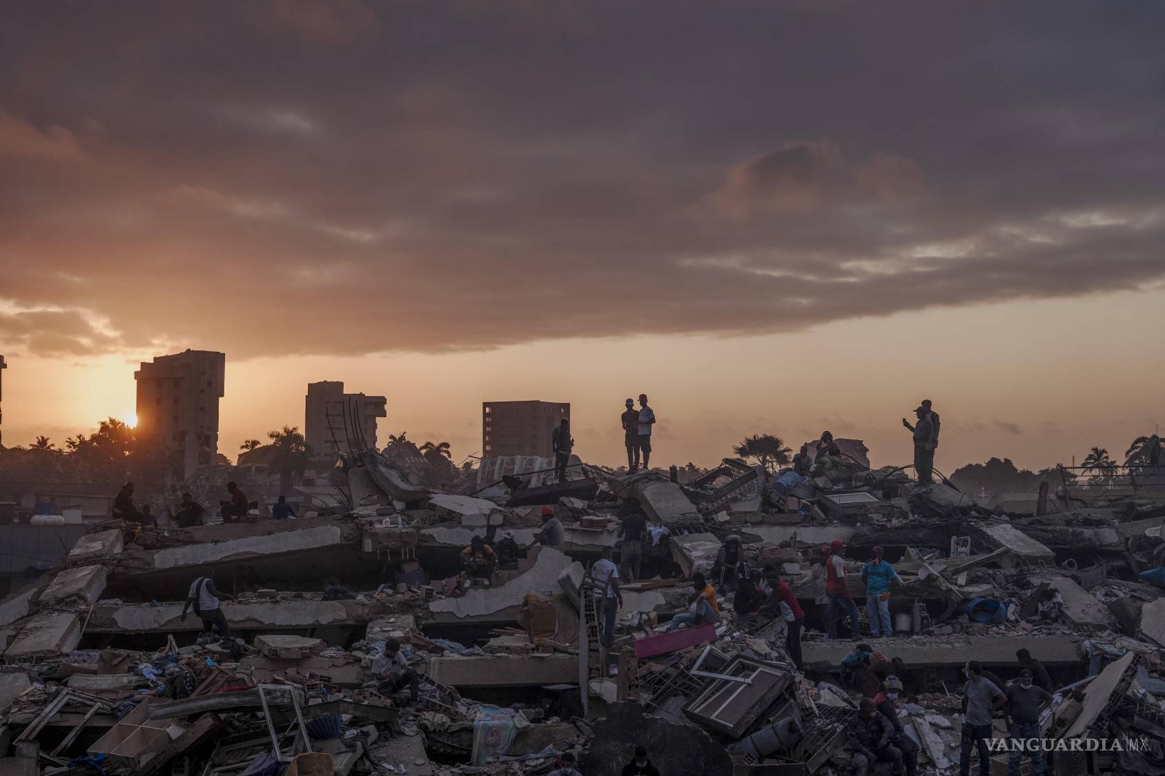 $!Decenas de rescatistas y voluntarios buscan sobrevivientes entre los escombros de varios edificios derrumbados en el barrio Caribe de La Guaira, Venezuela.
