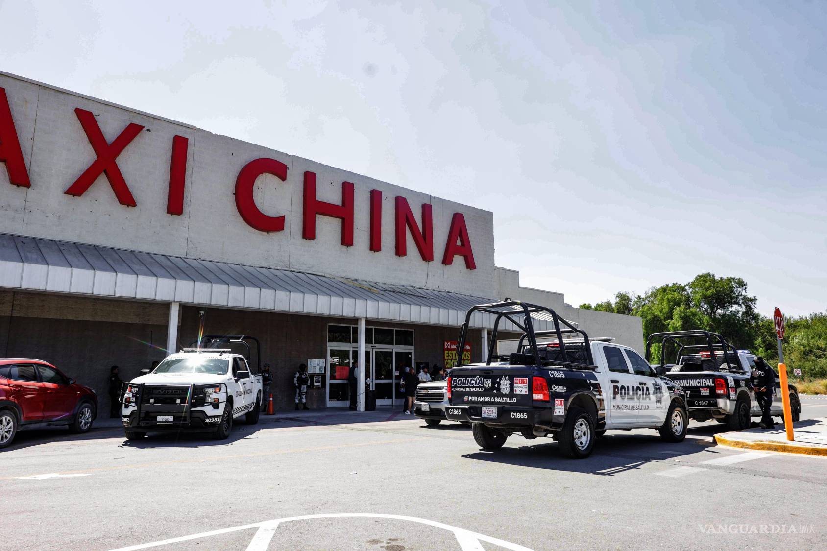 $!Arrancó a inicios de mes el operativo limpieza en Maxichina, donde autoridades fiscales y dirigentes de cámaras empresariales supervisaron el decomiso de mercancía ilegal en tiendas chinas.