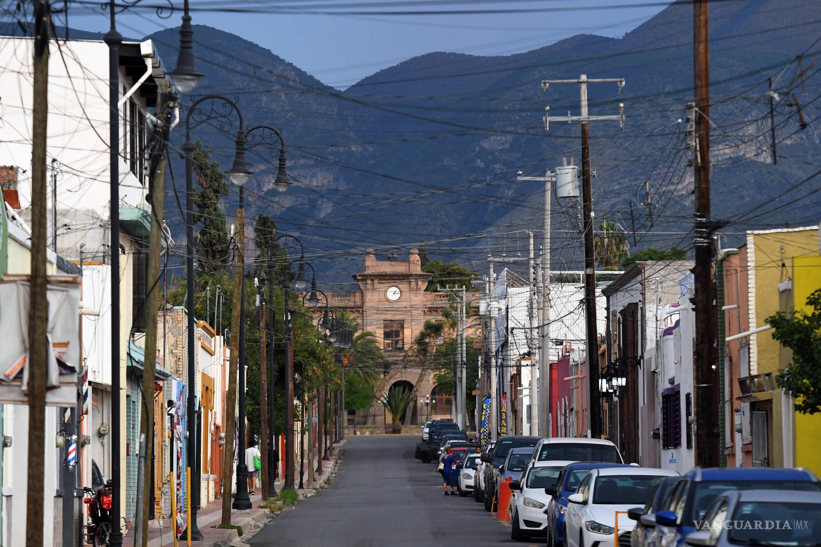 $!Los cables atraviesan la vista de edificios históricos y montañas, superponiendo distintas épocas de la ciudad en una misma imagen. Entre farolas ornamentales, postes de madera y transformadores, el paisaje revela una modernización que no sustituye lo anterior: acumula nuevas estructuras sobre las existentes.