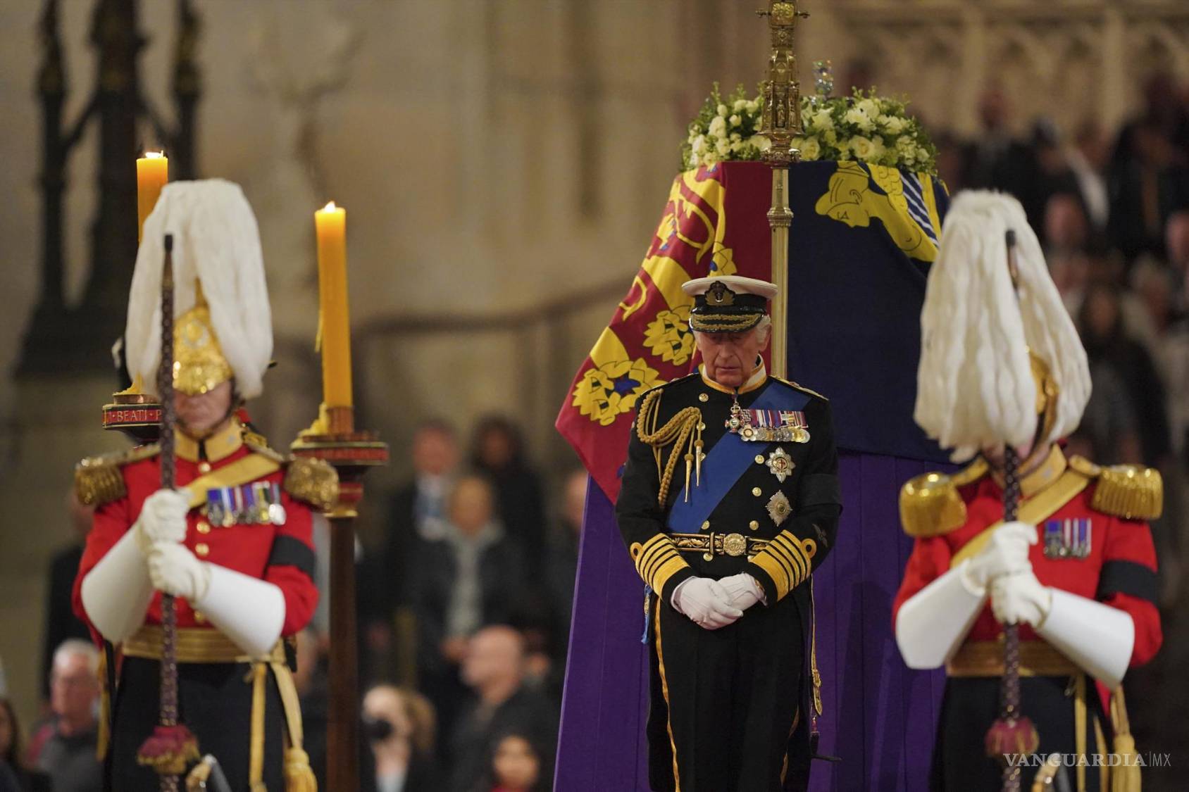 $!El rey Carlos III de Gran Bretaña montó guardia junto al féretro de la reina Isabel II instalado en Westminster Hall.