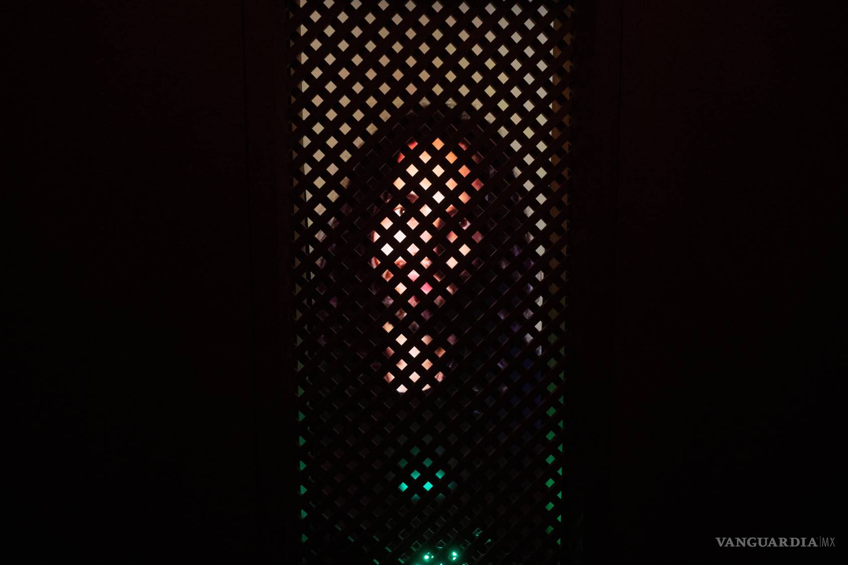 $!Una instalación artística experimental con un Jesús de IA titulada Deus in Machina, en un confesionario en la capilla de San Pedro en Lucerna, Suiza.