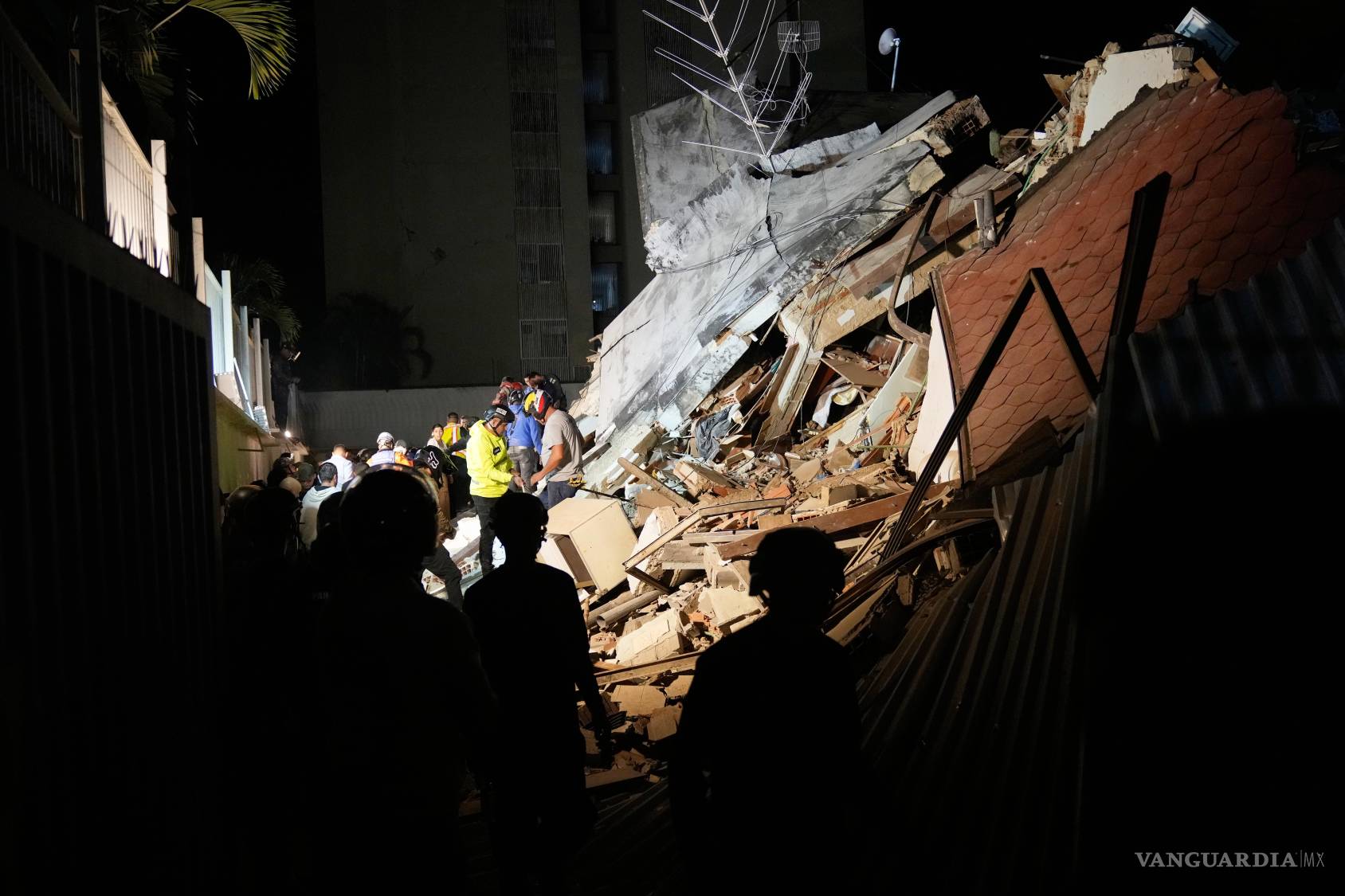 $!Los equipos de rescate buscan supervivientes entre los escombros de un edificio derrumbado tras el terremoto que sacudió Caracas, Venezuela.