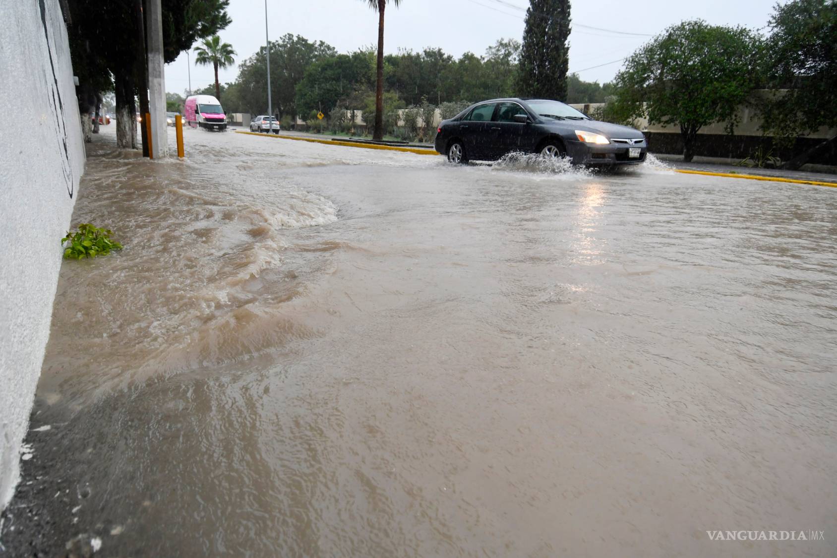 $!Paralizan lluvias a Saltillo: se inunda norte de la ciudad y colapsa donde no se debió construir