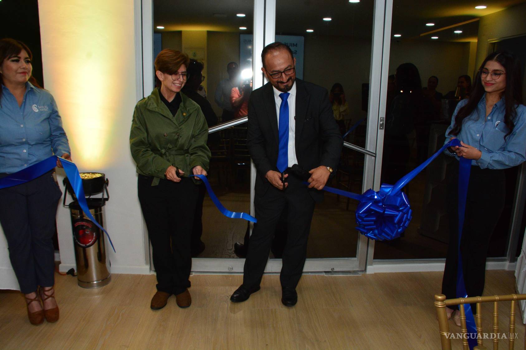 $!Tras la conferencia, autoridades, médicos e invitados realizaron el corte de listón y recorrieron las instalaciones de la nueva unidad especializada.