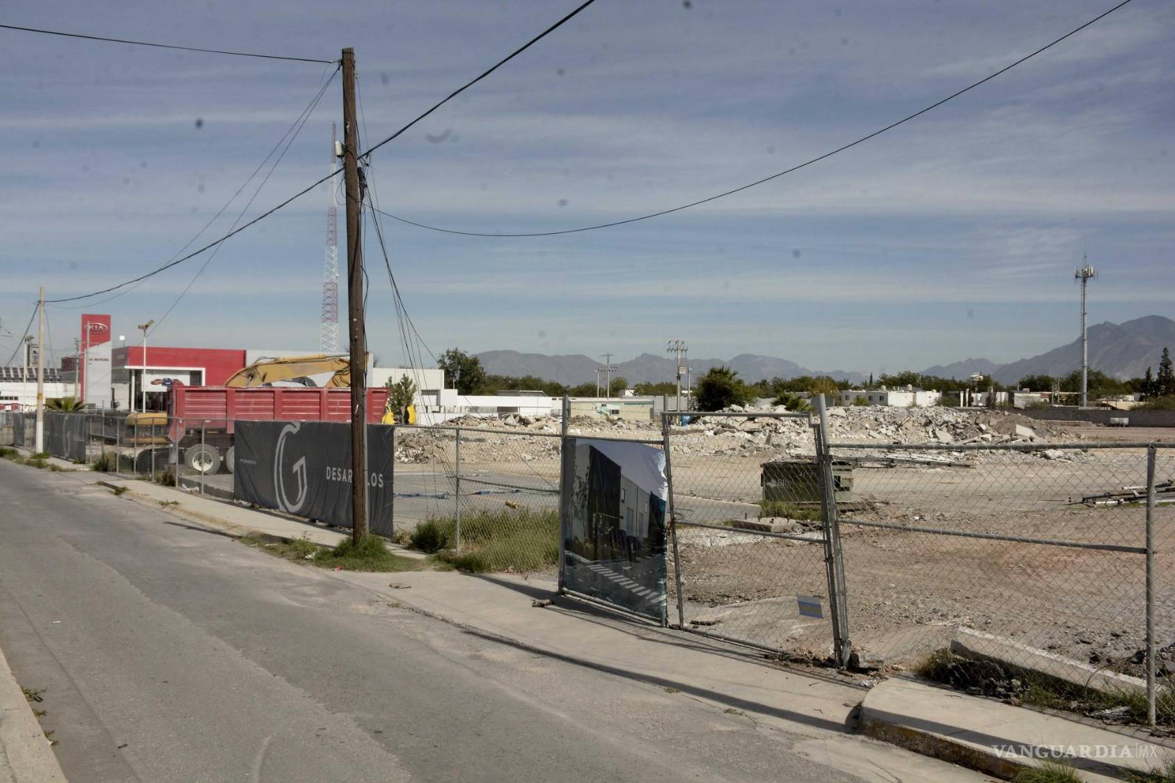 $!Saltillo: construyen centro industrial en zona residencial; vecinos advierten riesgos