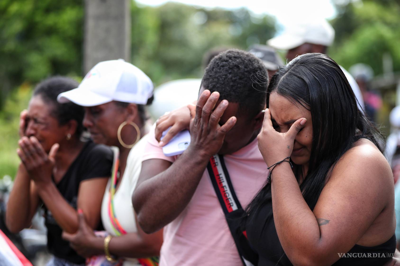 $!Parientes de una víctima del ataque que mató al menos a 20 personas en la autopista Panamericana lloran durante un funeral en Cajibio, Colombia.