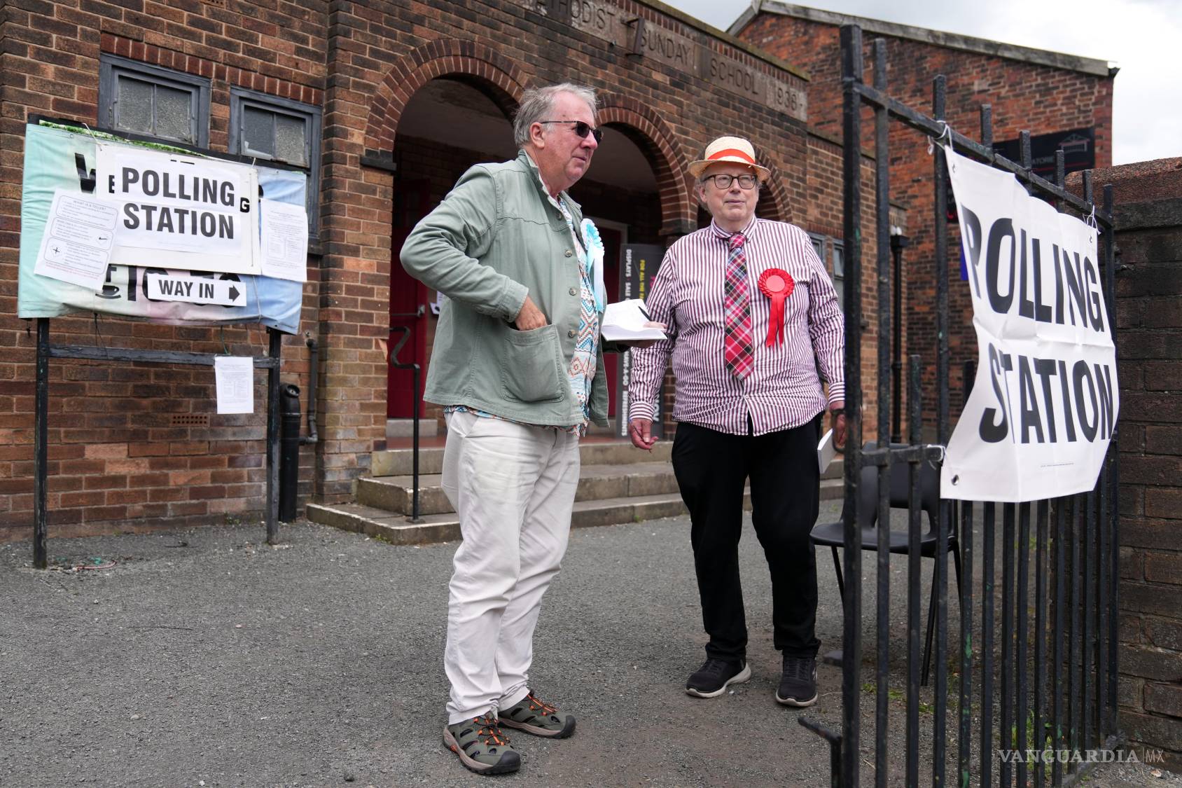 $!Activistas esperan fuera de un colegio electoral en la Iglesia Metodista de Hindley durante una elección parcial en Makerfield, Inglaterra.