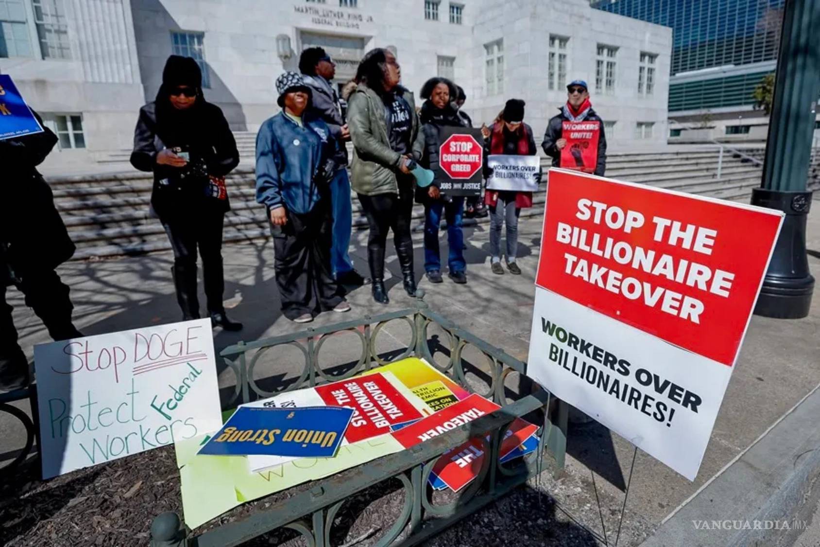 $!Trabajadores despedidos del Departamento de Eficiencia Gubernamental (DOGE) en una protesta Atlanta.