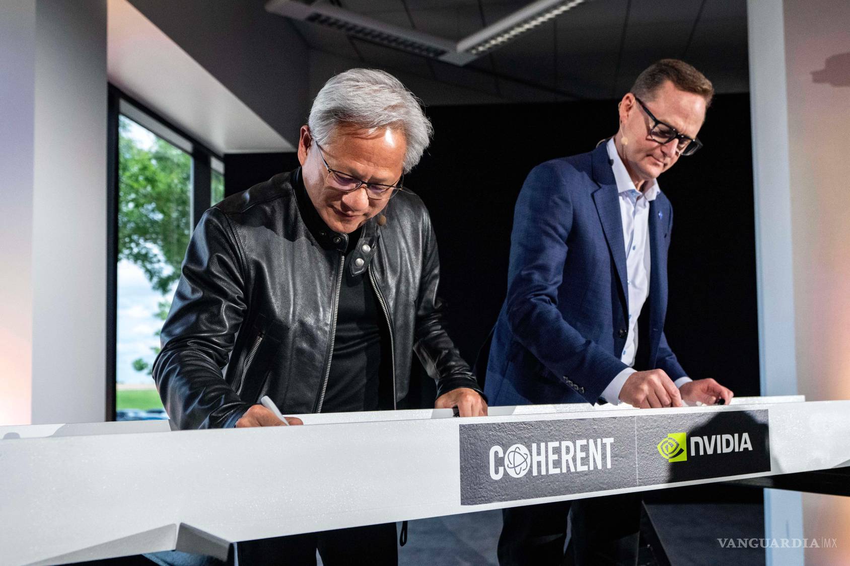 $!Jensen Huang, presidente y director general de Nvidia, y Jim Anderson, director general de Coherent en Sherman, Texas.