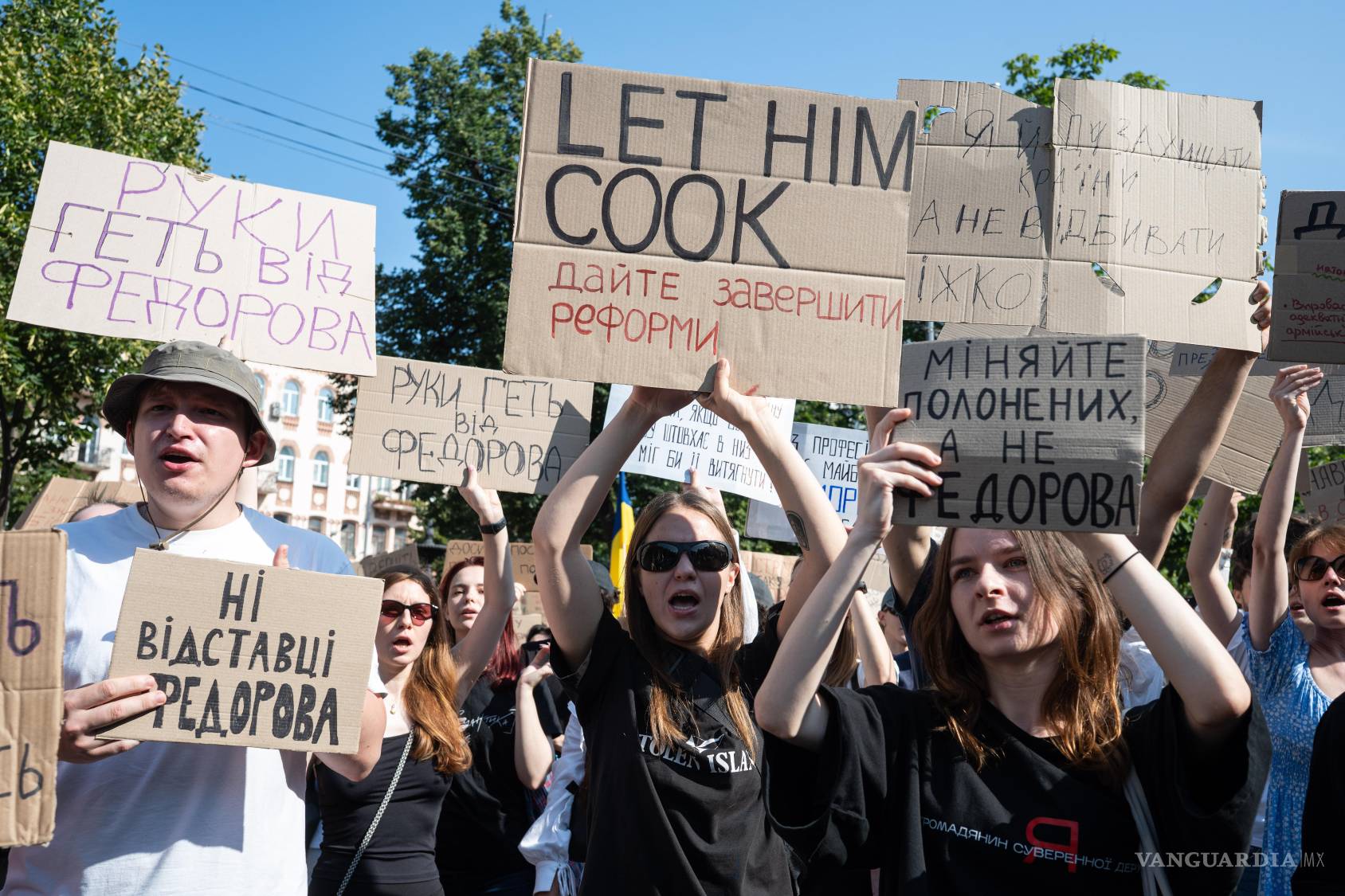 $!Ucranianos se congrega para protestar contra la decisión del presidente del país, Volodímir Zelenski, de destituir al ministro de Defensa, Mykhailo Fedorov.