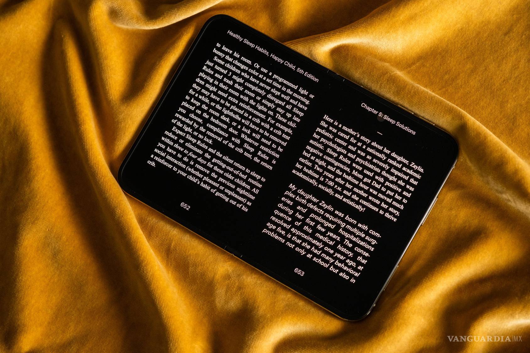 $!La aplicación Kindle aparece en el nuevo iPhone Duo de Apple en San Francisco, el 22 de octubre de 2026. El iPhone Duo, con un precio de 2000 dólares, salió al mercado el viernes como el primer dispositivo de Apple que combina teléfono y tableta en un formato plegable. (Camille Cohen/The New York Times)