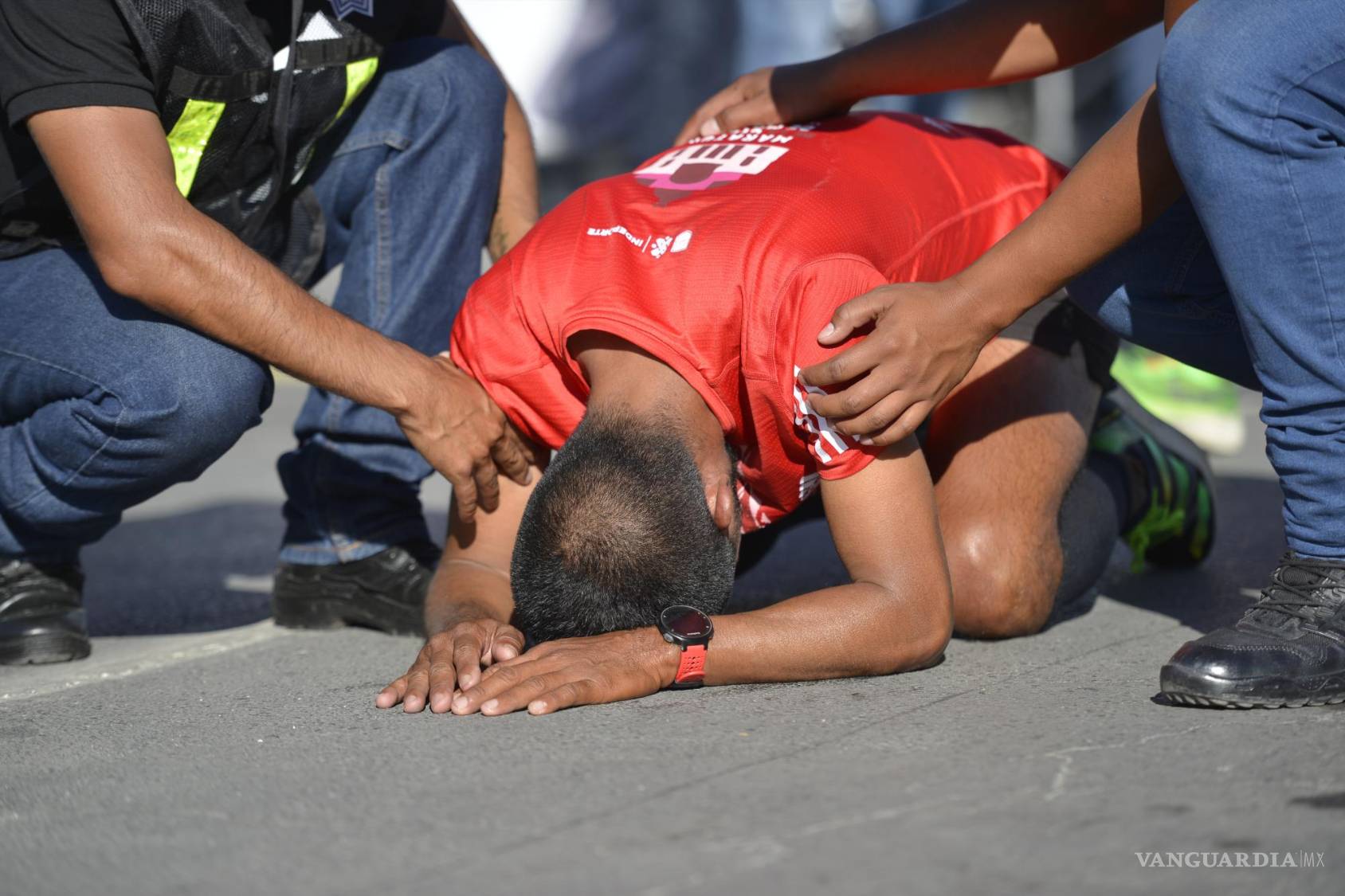 $!Competidores llegaban al objetivo y se tiraban al piso en señal de cansancio.