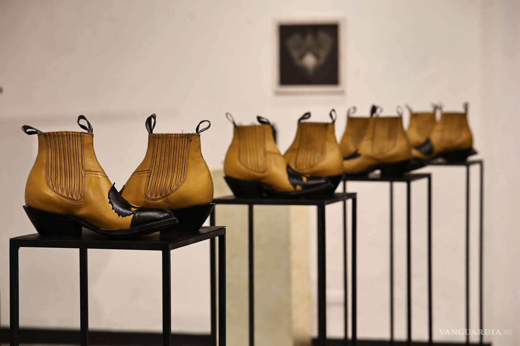 $!El calzado del norte ‘graba’ su huella en la exposición ‘Fábulas’ de Vinicio Fabila en Saltillo