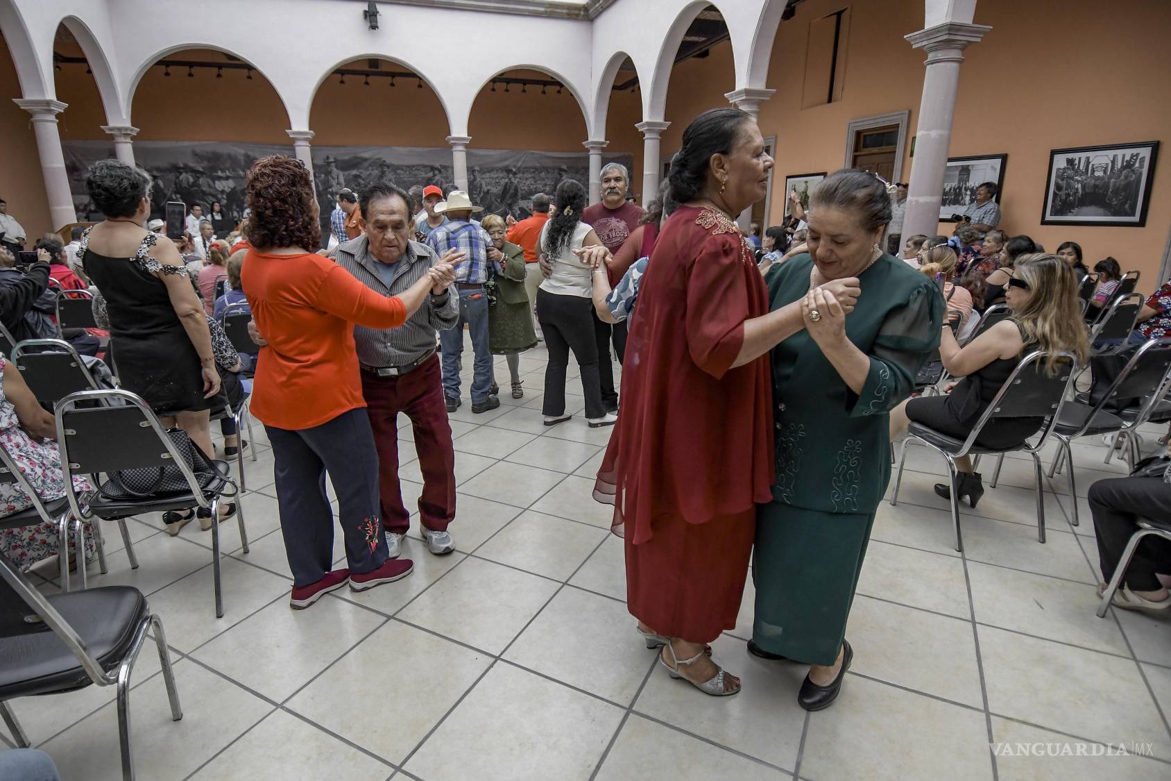 $!Con diversas actividades culturales y lúdicas se festejaron a los abuelitos en Saltillo, como esta mañana de Danzón que amenizó la banda de música del estado en el Museo de la Revolución.