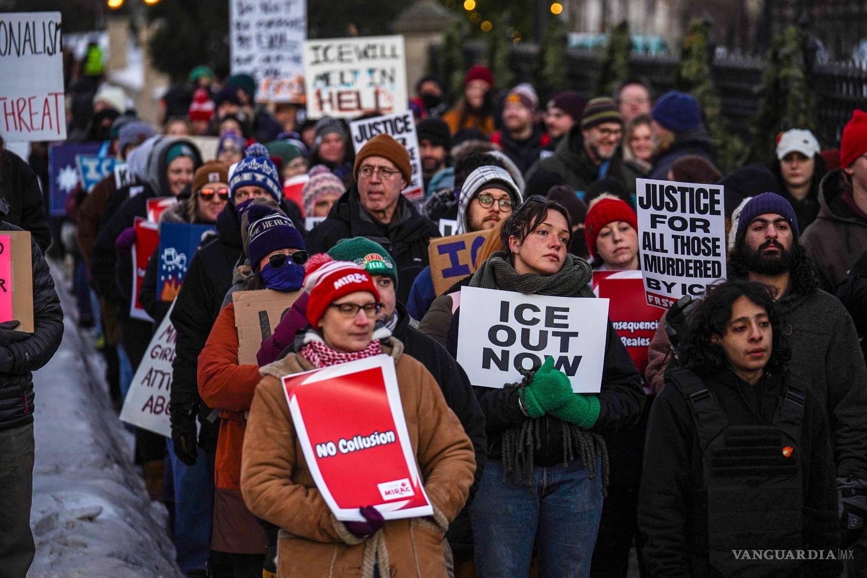 $!Personas participan en una protesta contra el Servicio de Inmigración y Control de Aduanas (ICE) frente a la residencia del gobernador en St. Paul, Minnesota,